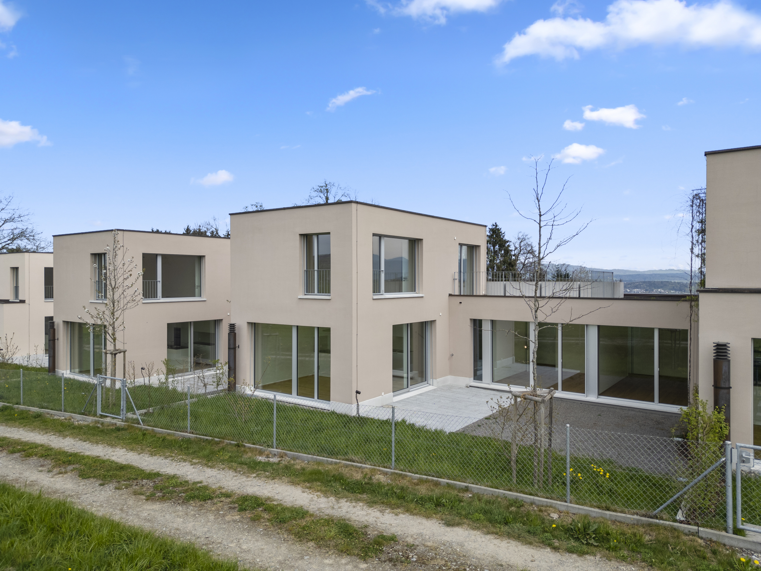 Moderne Wohnhausanlage mit klaren Kuben und großen Fensterflächen
