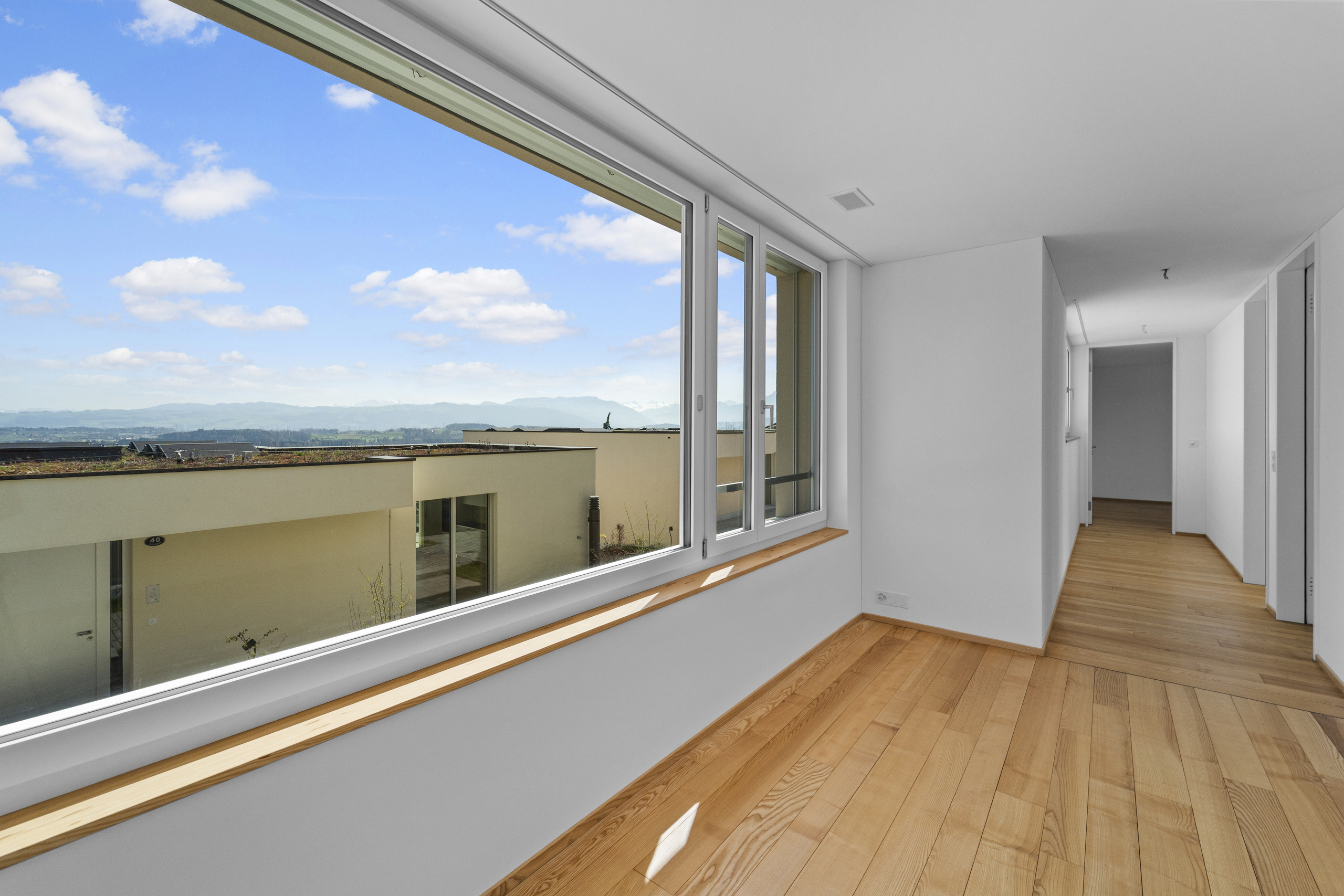 Heller Flur mit Panoramafenster