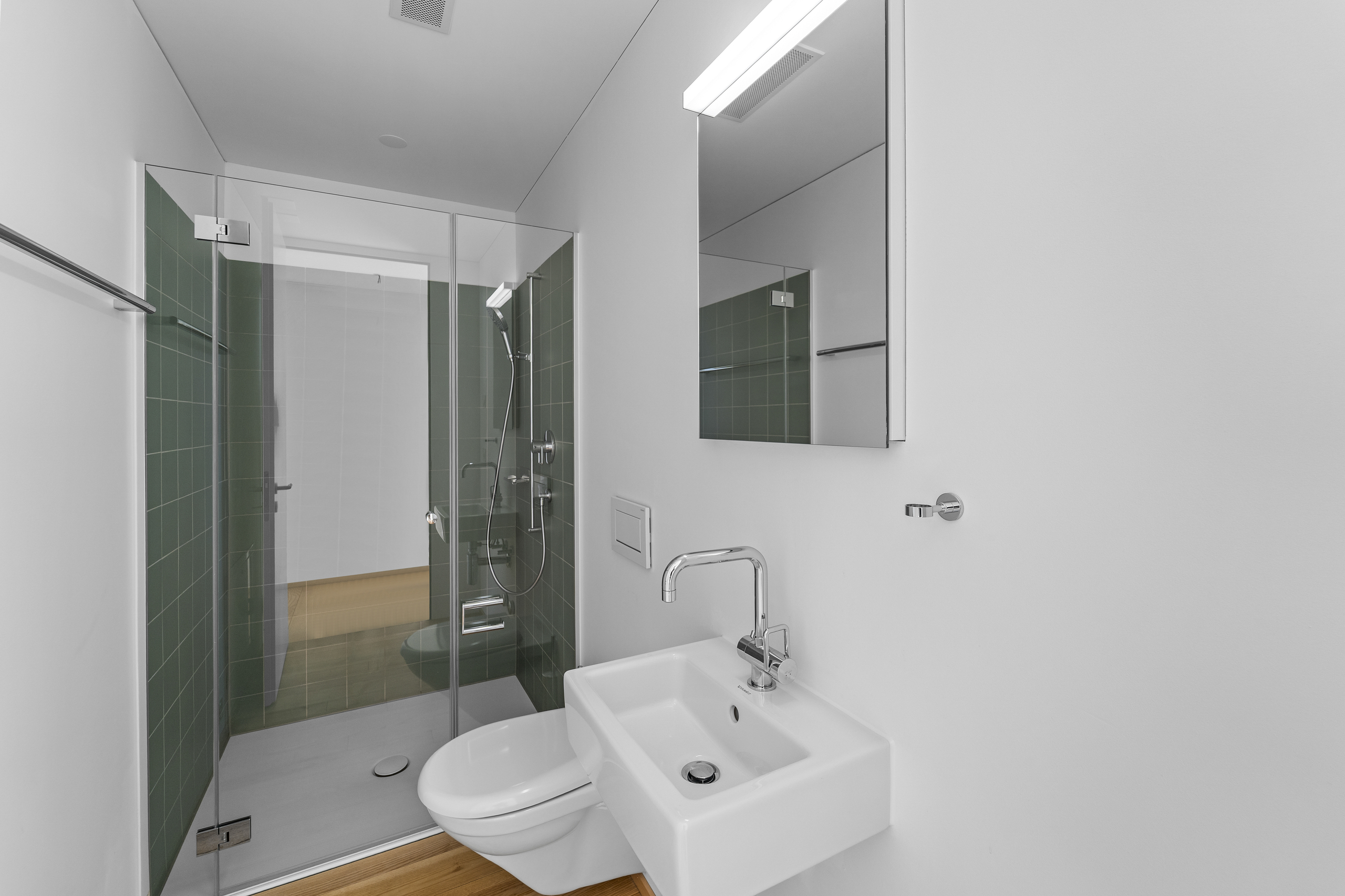 Modernes Bad mit Dusche und WC