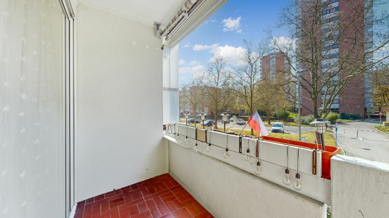 Balkon mit Ausblick ins Wohnumfeld
