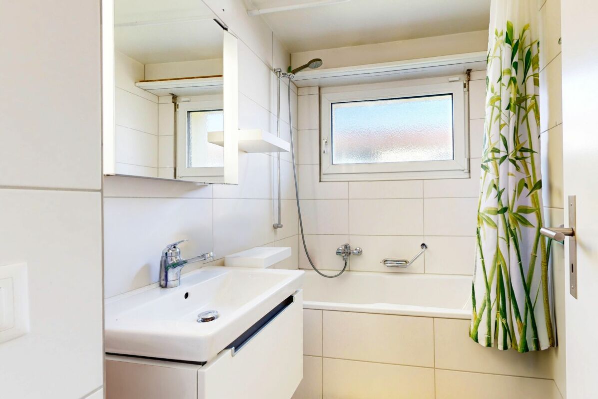 Helles Badezimmer mit Badewanne und Waschbecken