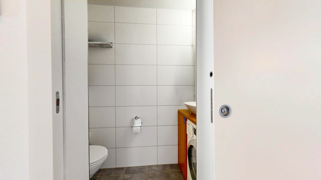 Kleines Bad mit WC und Waschtisch