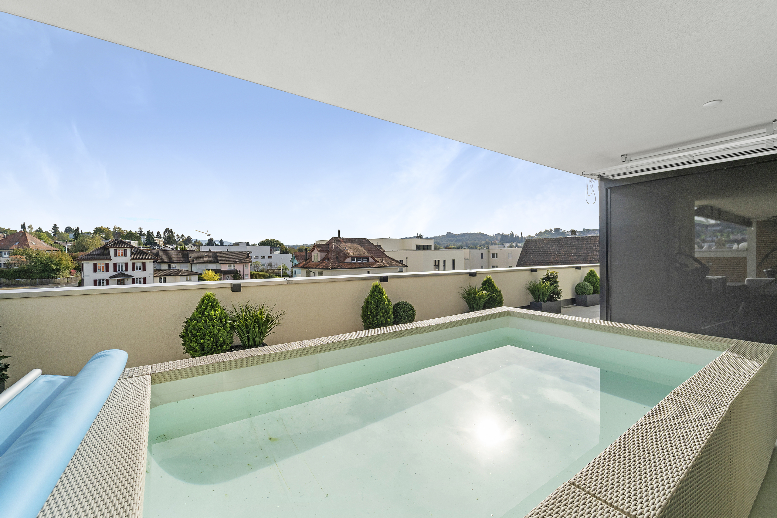 Terrasse mit Pool und Ausblick