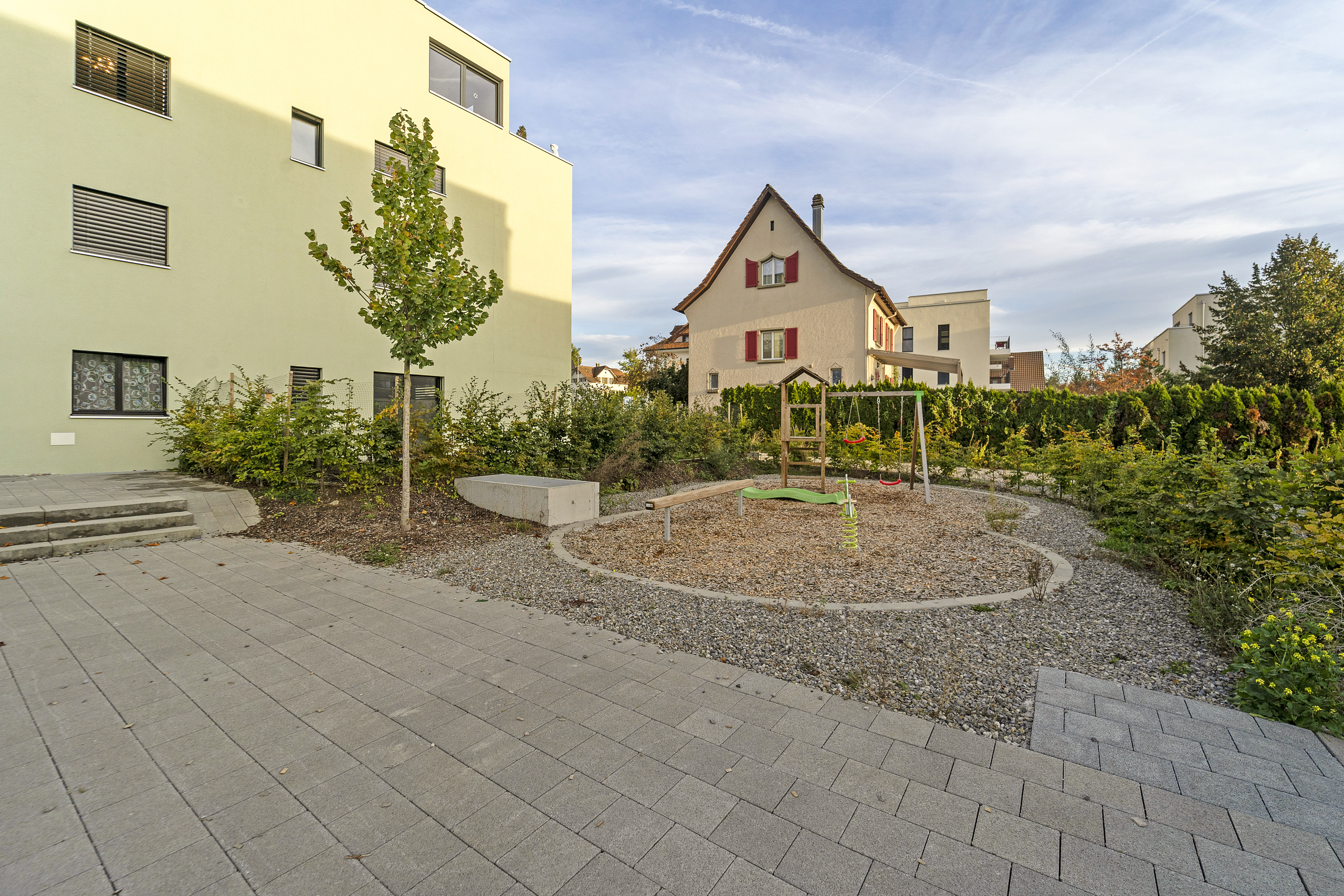 Moderner Wohnhof mit Spielbereich
