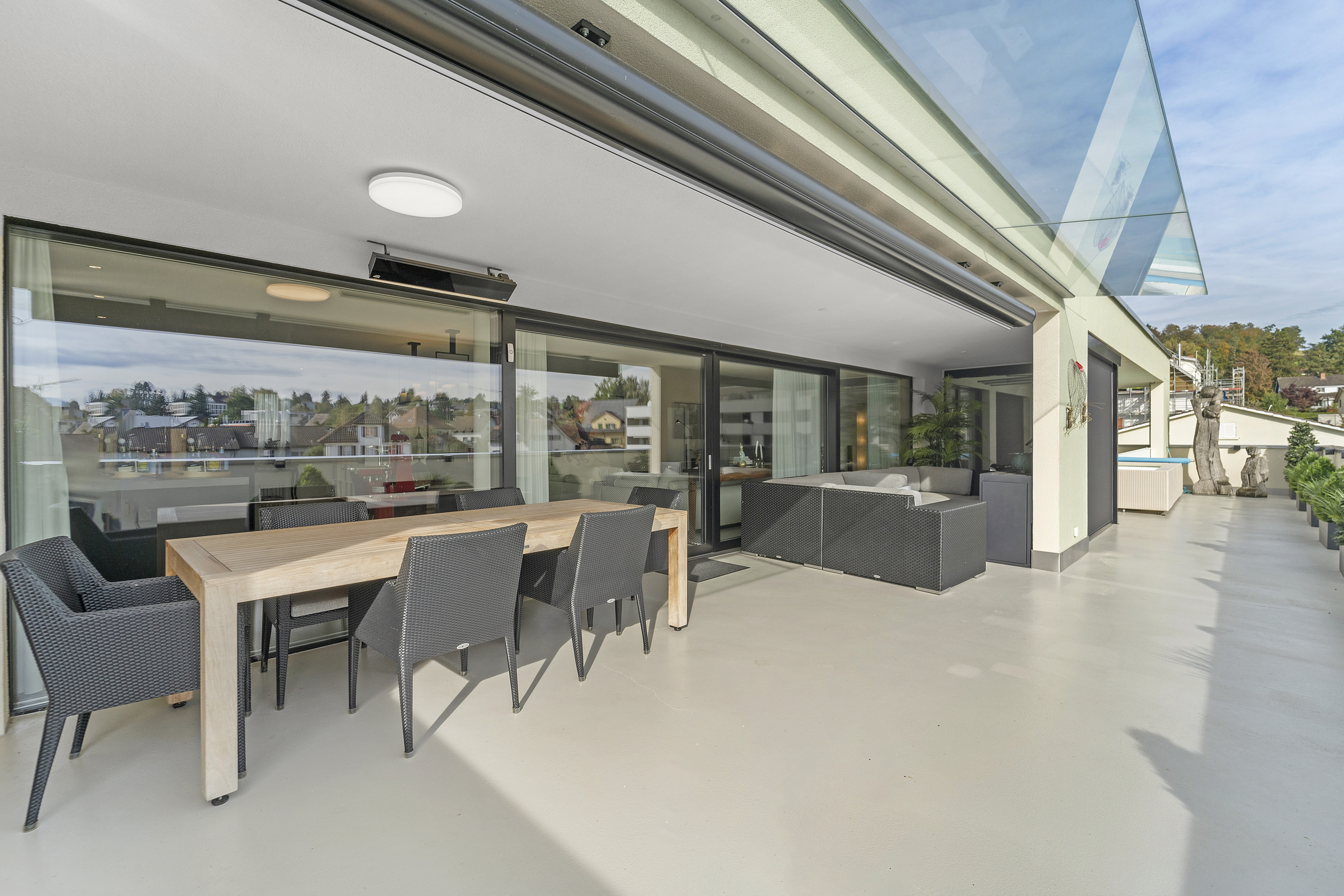 Großzügige moderne Dachterrasse mit Ess- und Sitzbereich