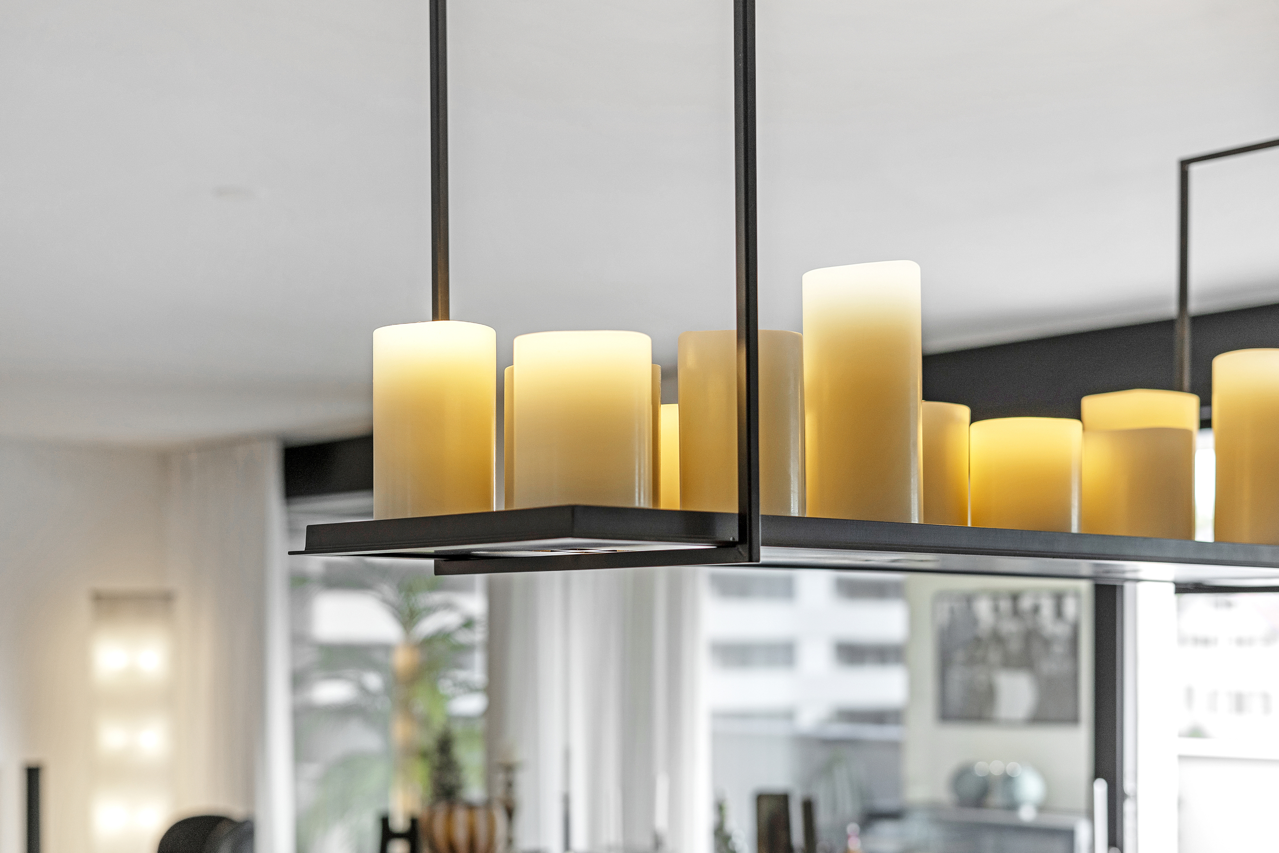 Innenansicht mit Design-Deckenleuchte