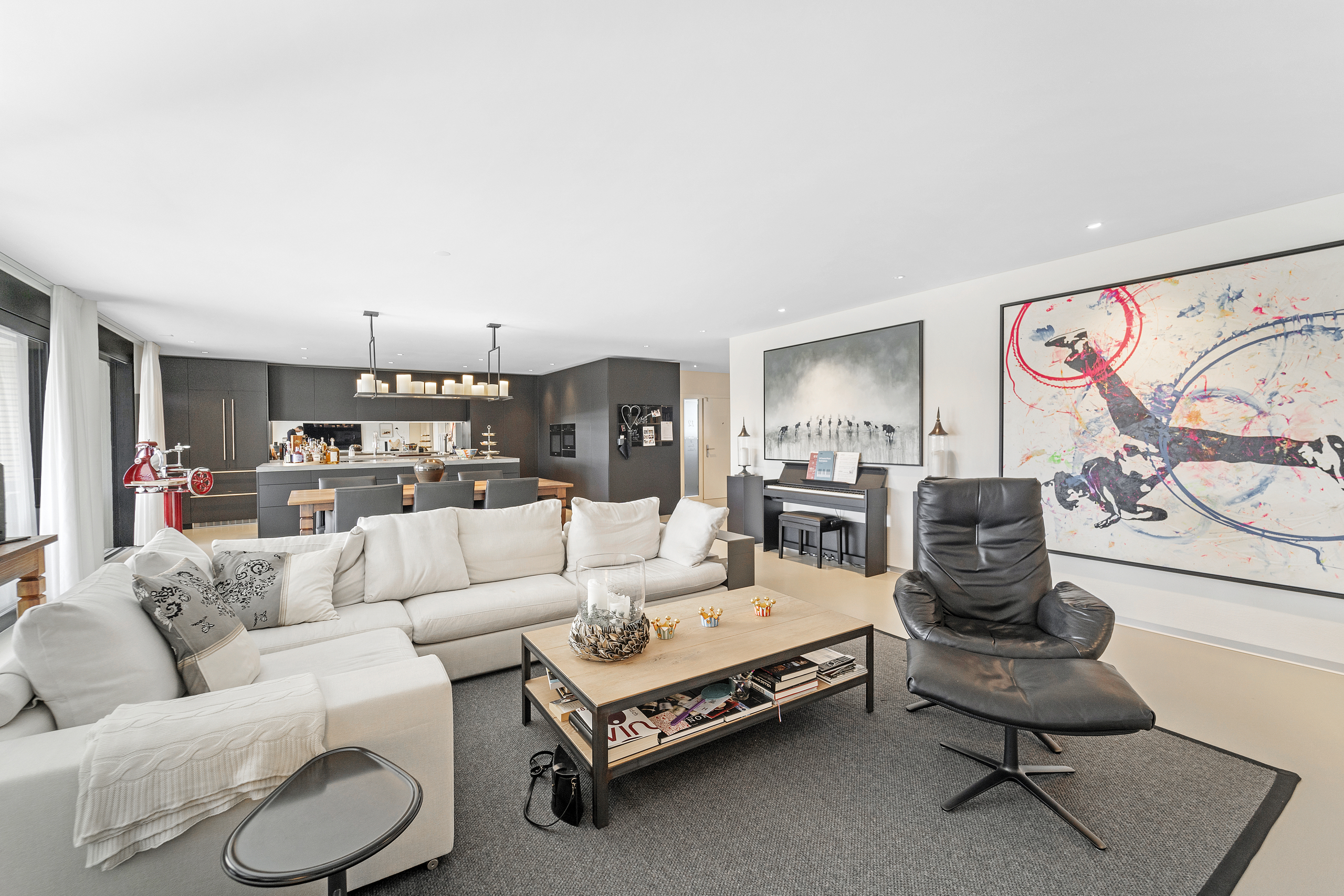 Modernes offenes Wohn-Esszimmer mit Küche