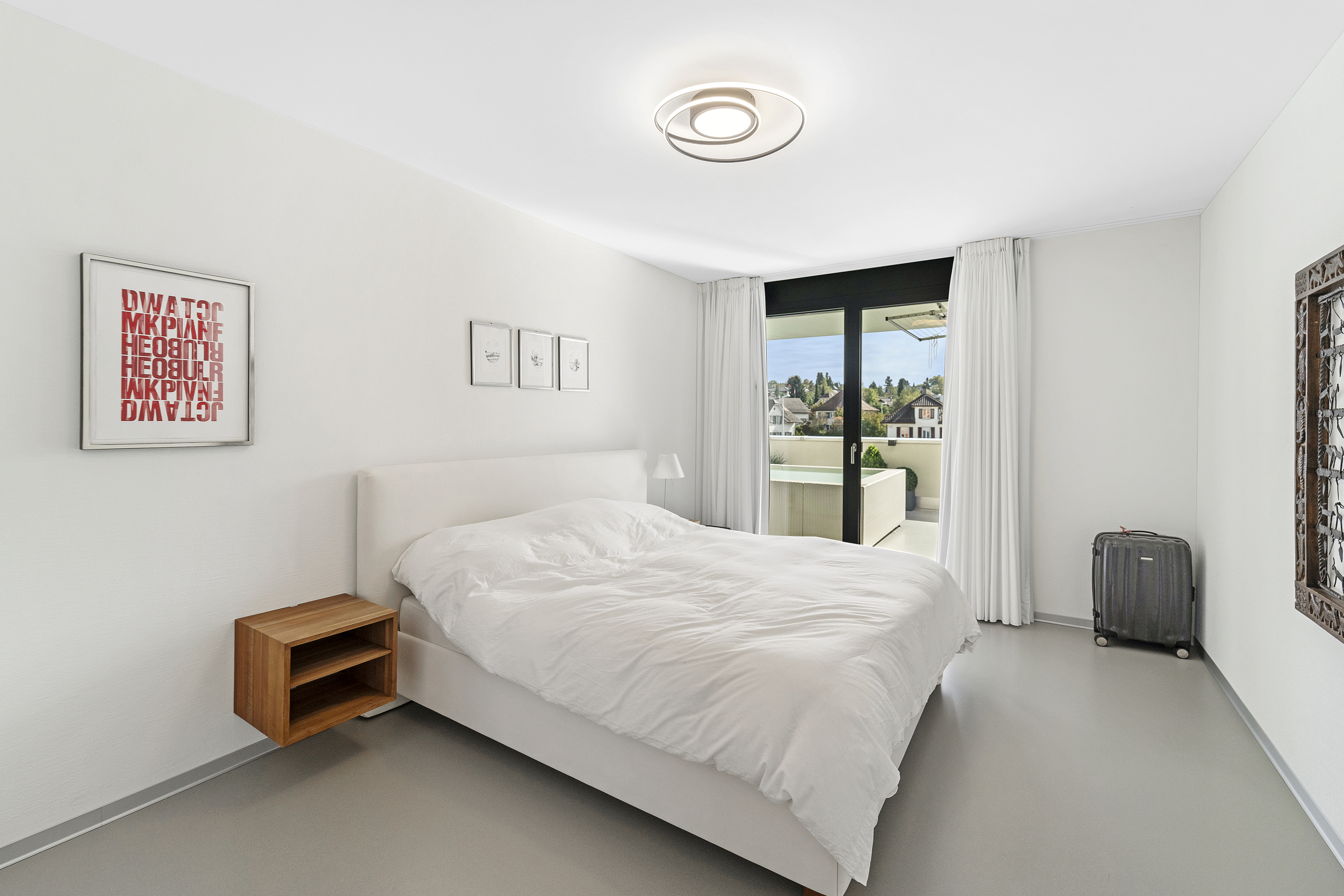 Helles Schlafzimmer mit Balkonblick