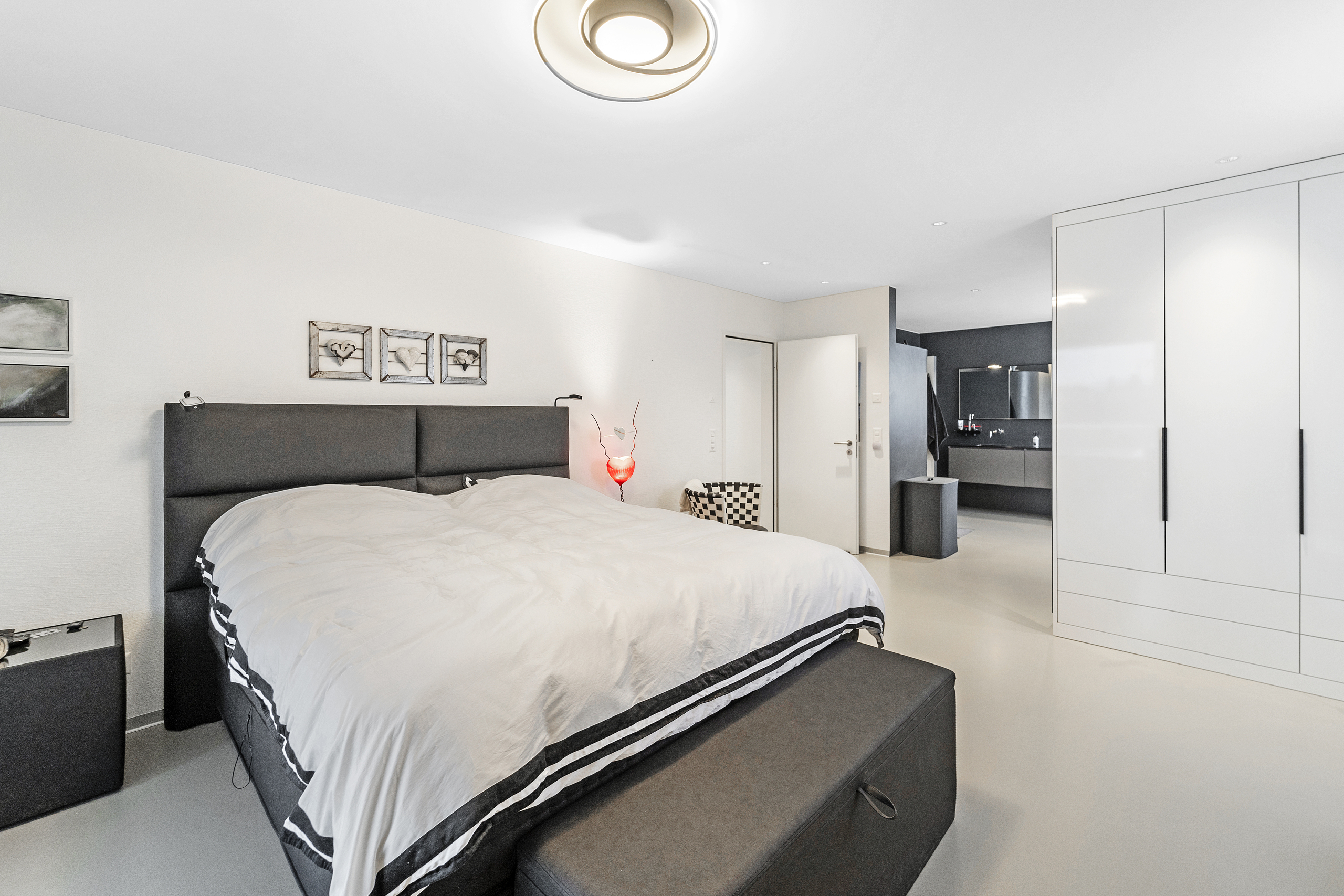 Modernes Schlafzimmer mit Bad-Anteil