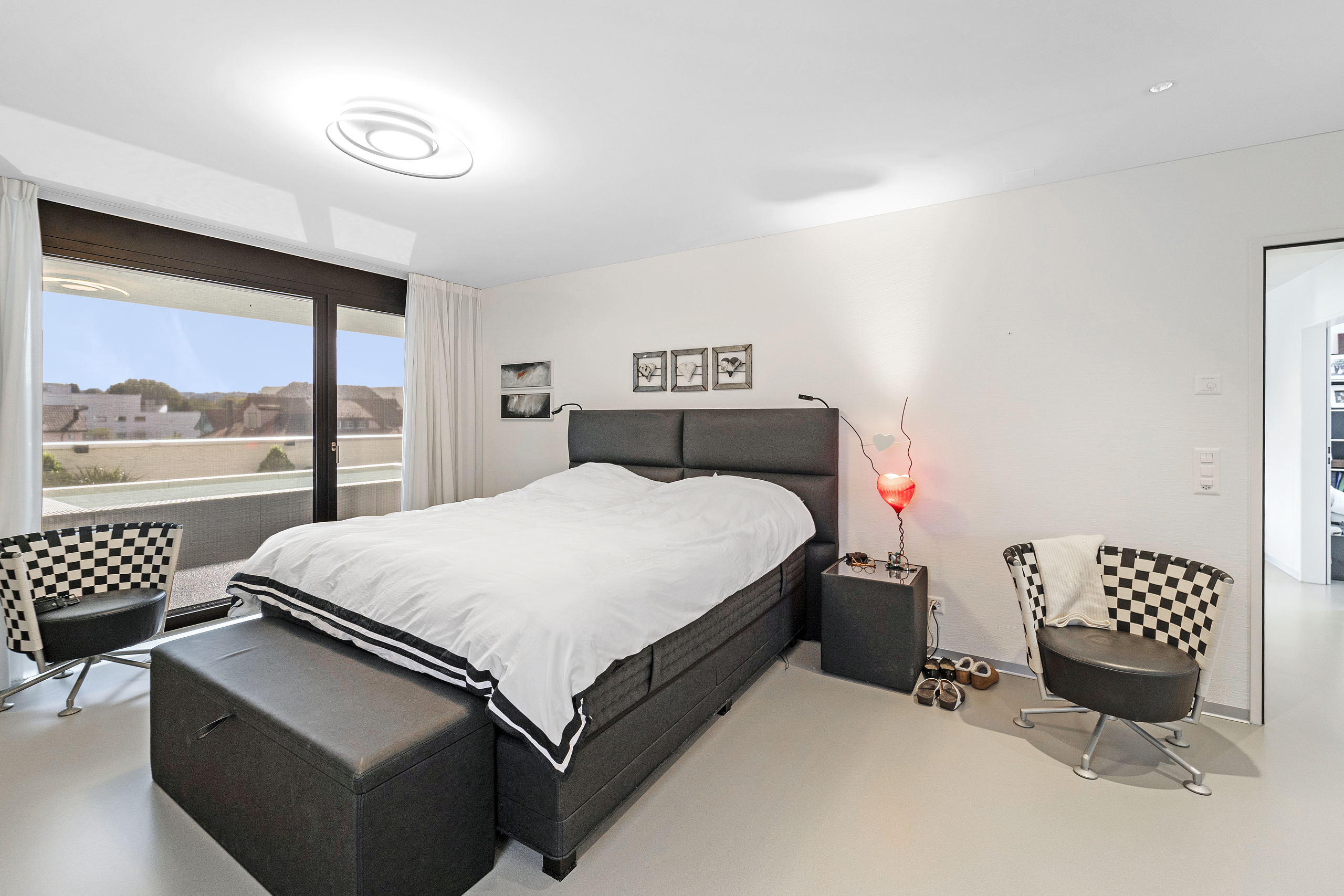 Helles Schlafzimmer mit Balkonblick