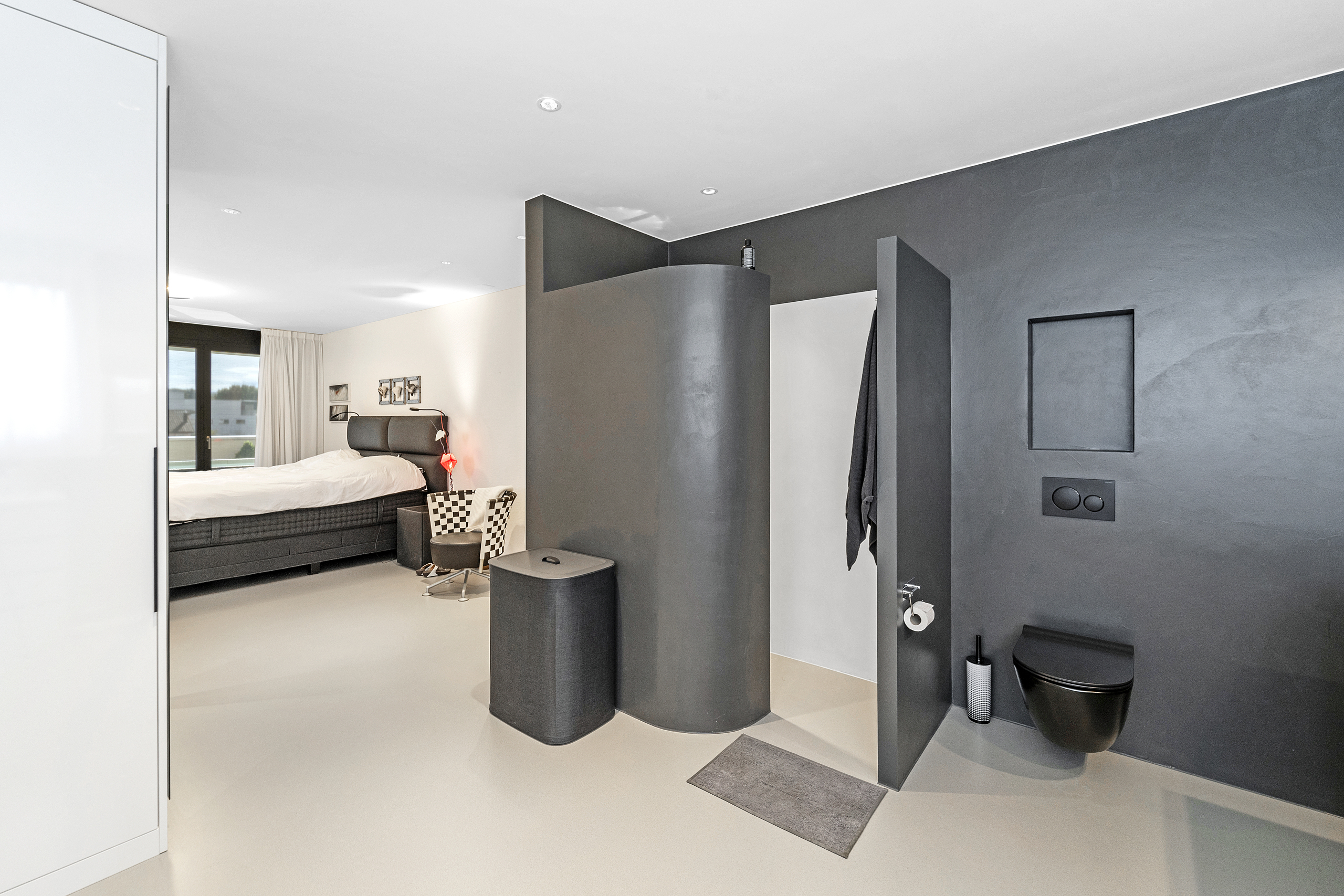 Modernes Schlafzimmer mit angrenzender Badzone