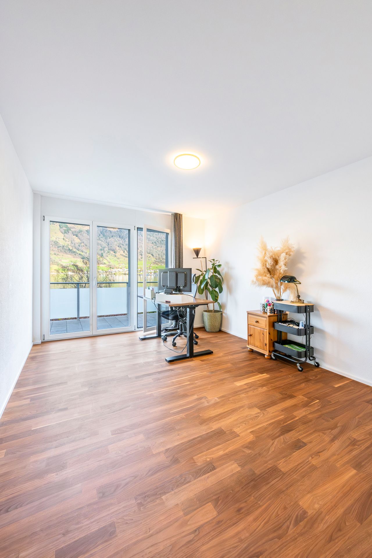 Helles Arbeitszimmer mit Balkonblick