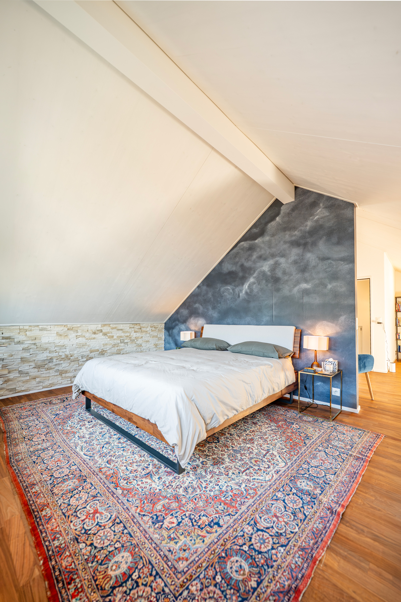 Gemütliches Dachgeschoss-Schlafzimmer mit Schrägen