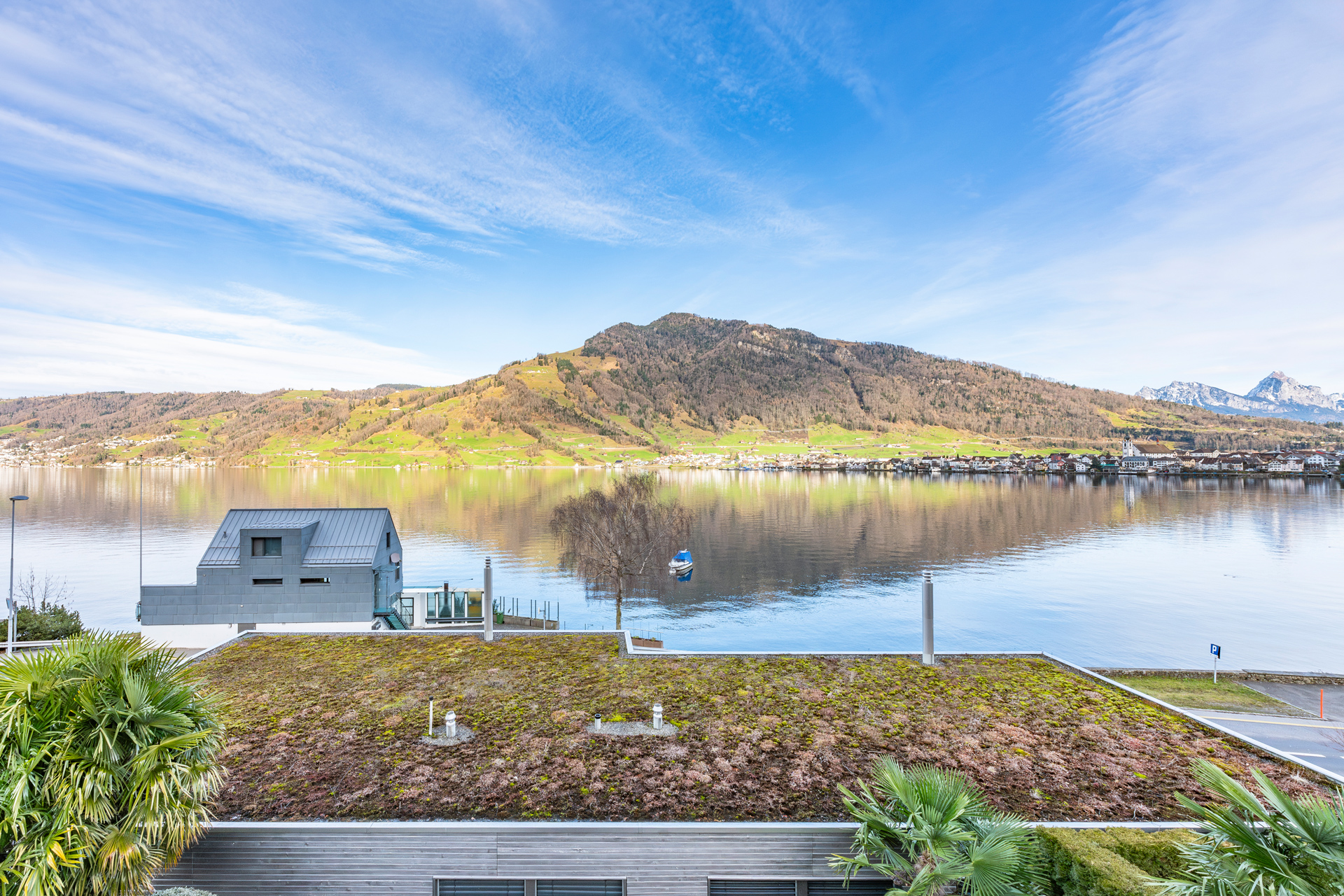 Seeblick mit moderner Uferimmobilie