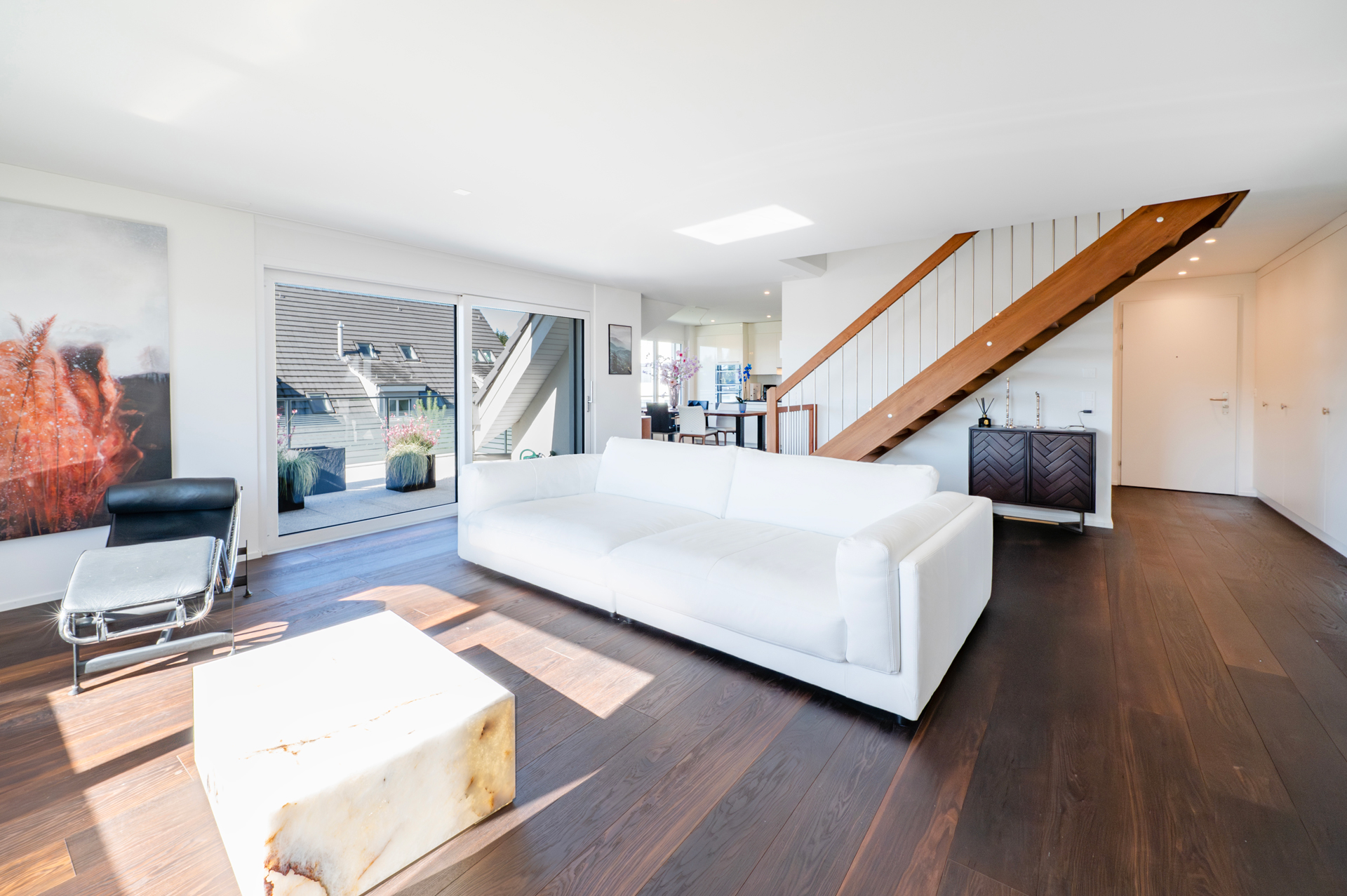 Helles, modernes Wohnzimmer mit Treppe
