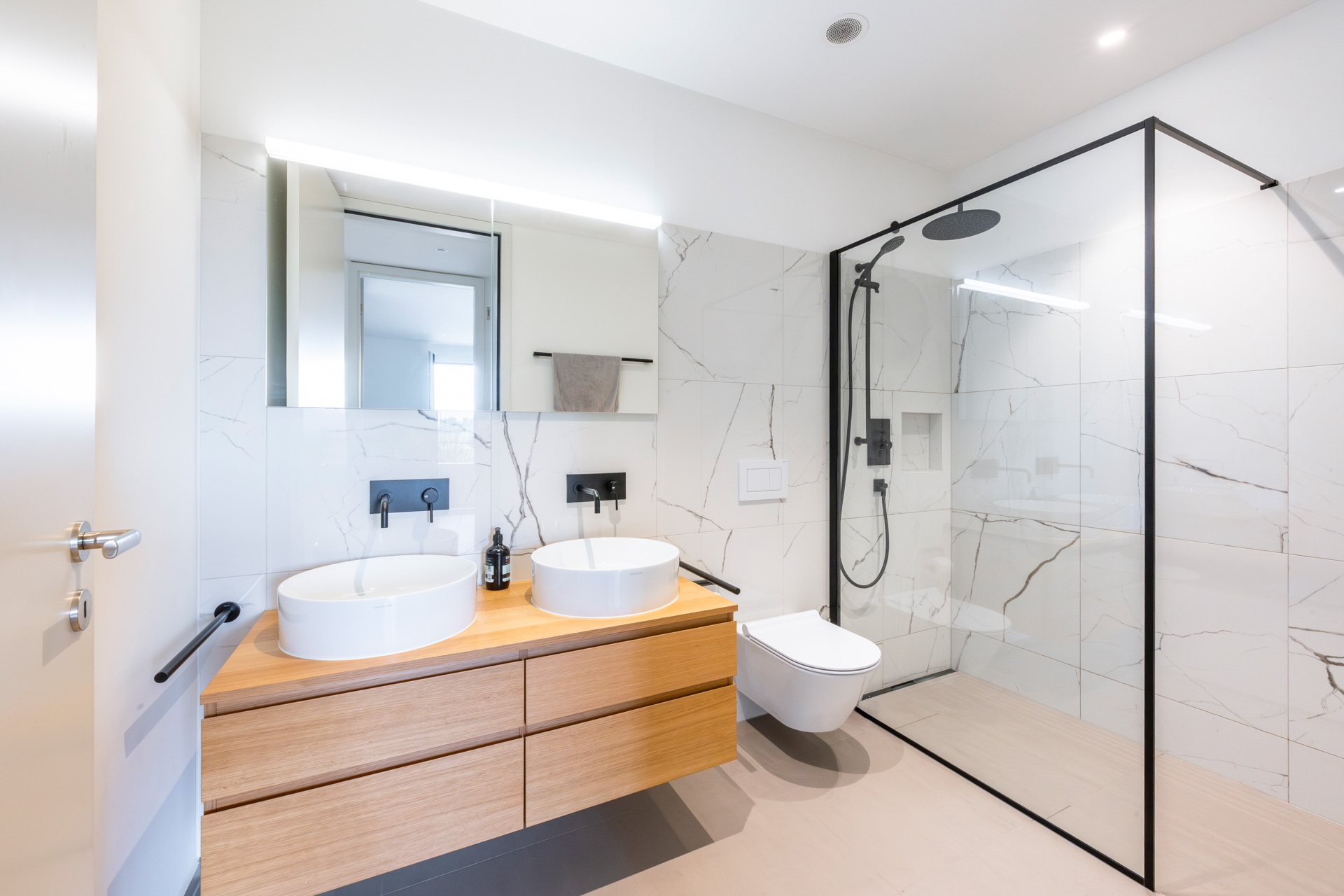 Modernes Badezimmer mit Doppelwaschtisch und Glasdusche