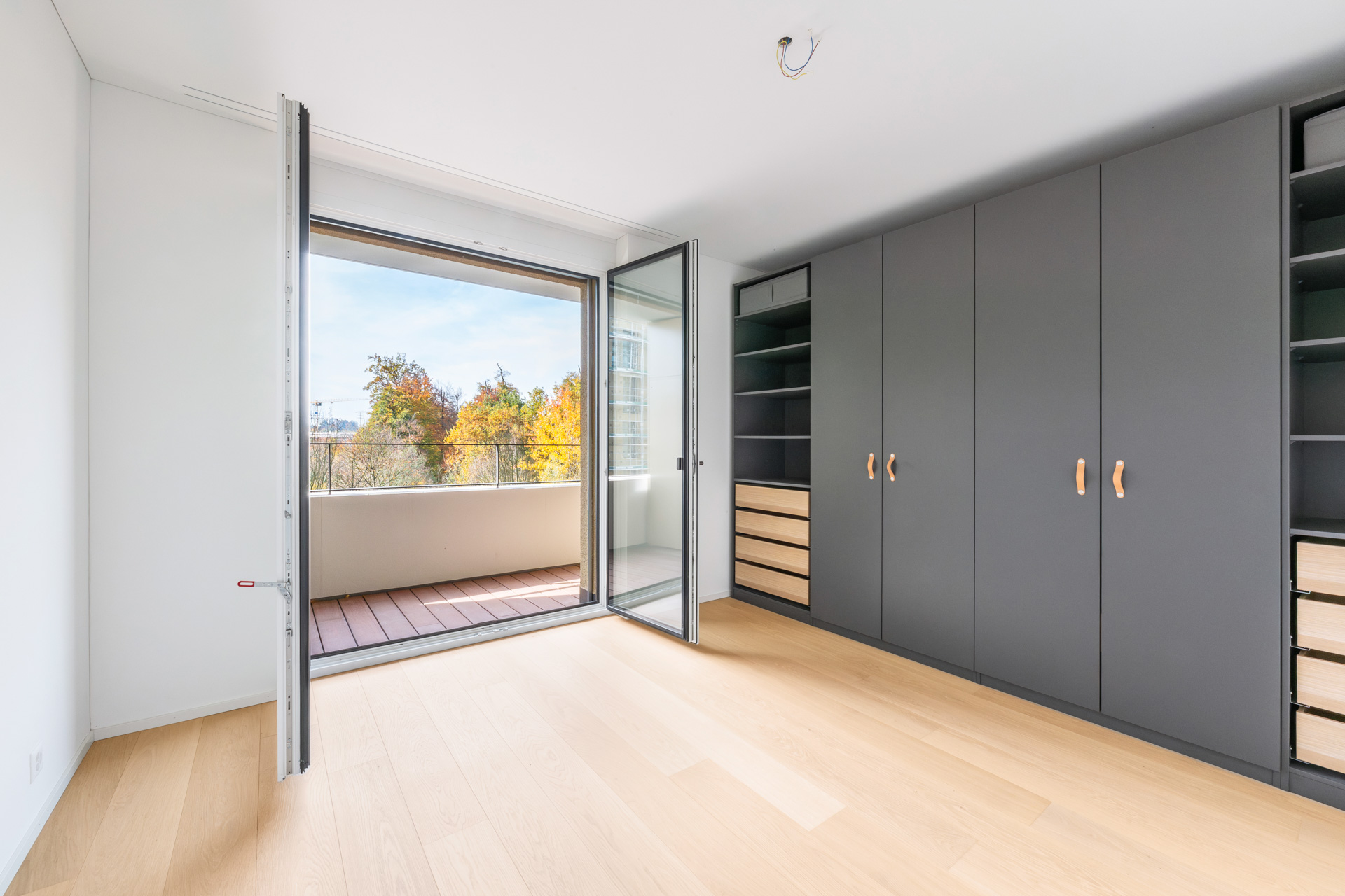Helles Schlafzimmer mit Balkon und Einbauschränken