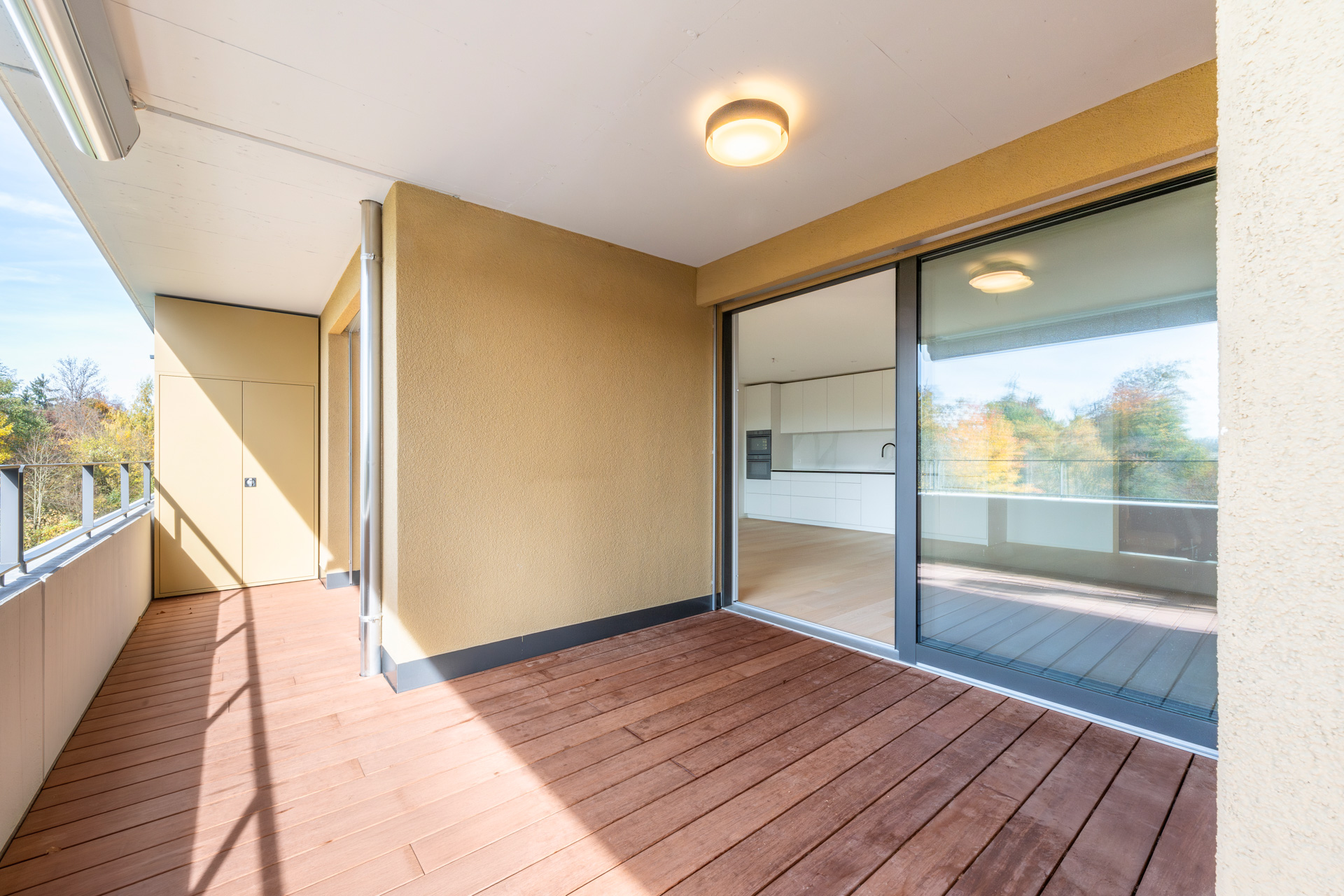 Überdachter Balkon mit Blick in den Wohnbereich