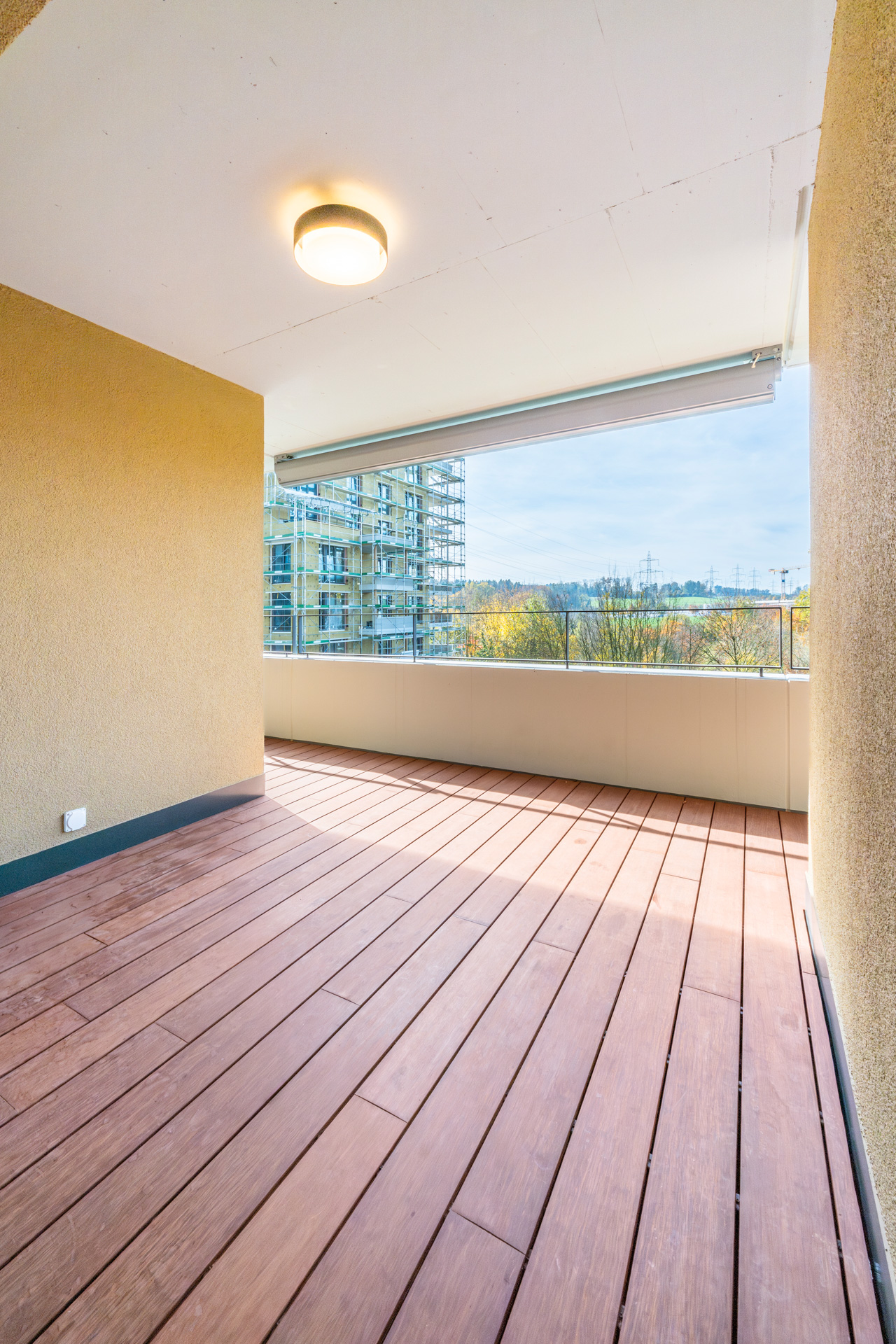 Überdachter Balkon mit Holzdeck und Weitblick