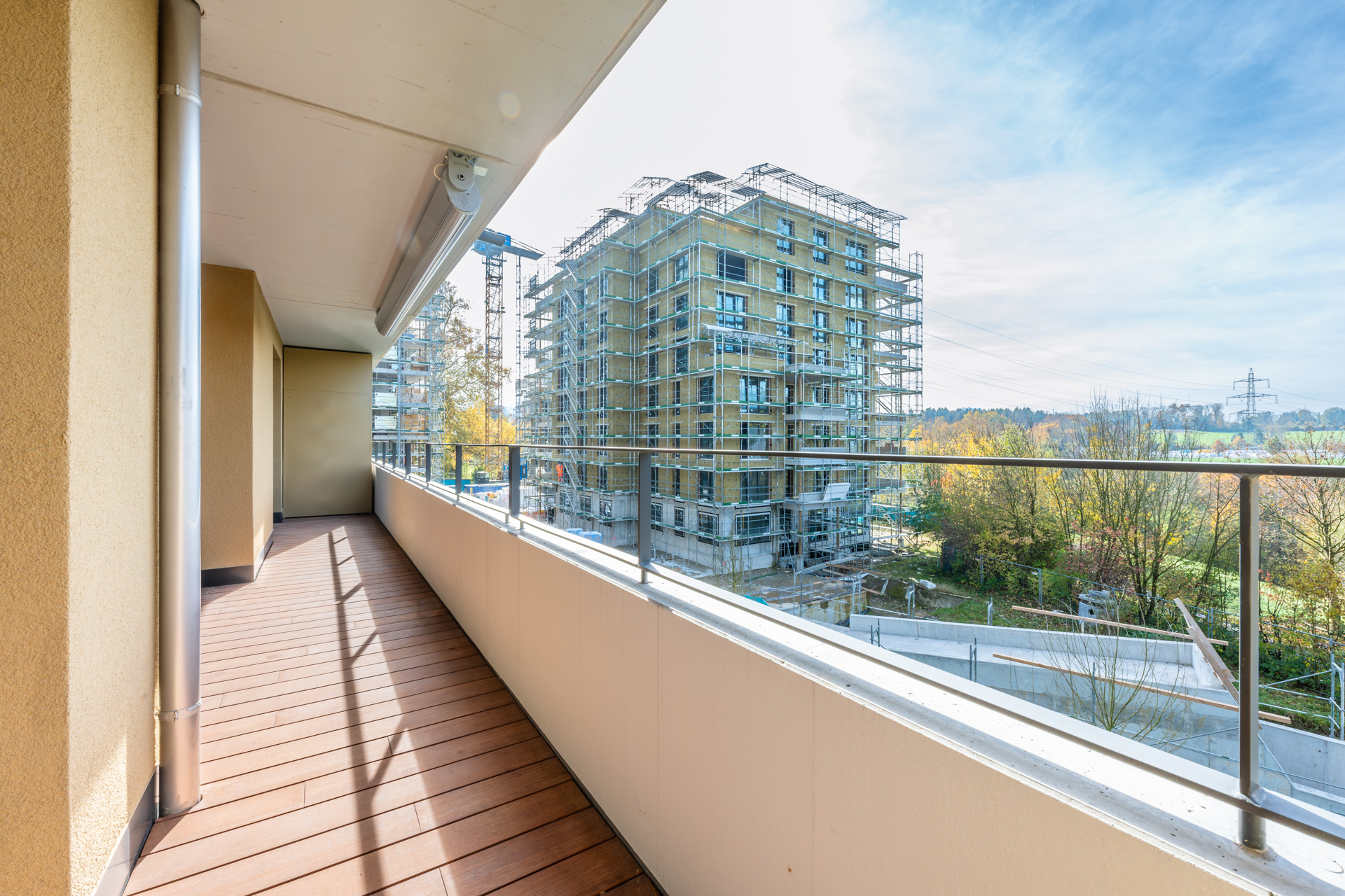 Balkon mit Weitblick auf Baustelle und Landschaft