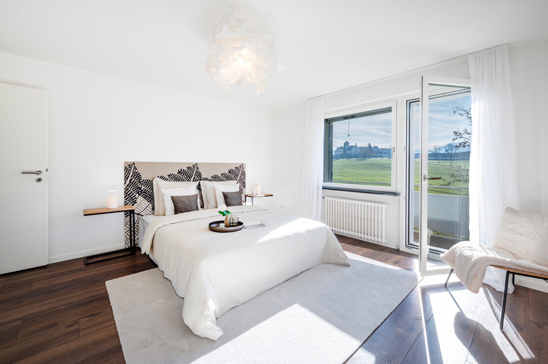 Helles Schlafzimmer mit Balkonblick