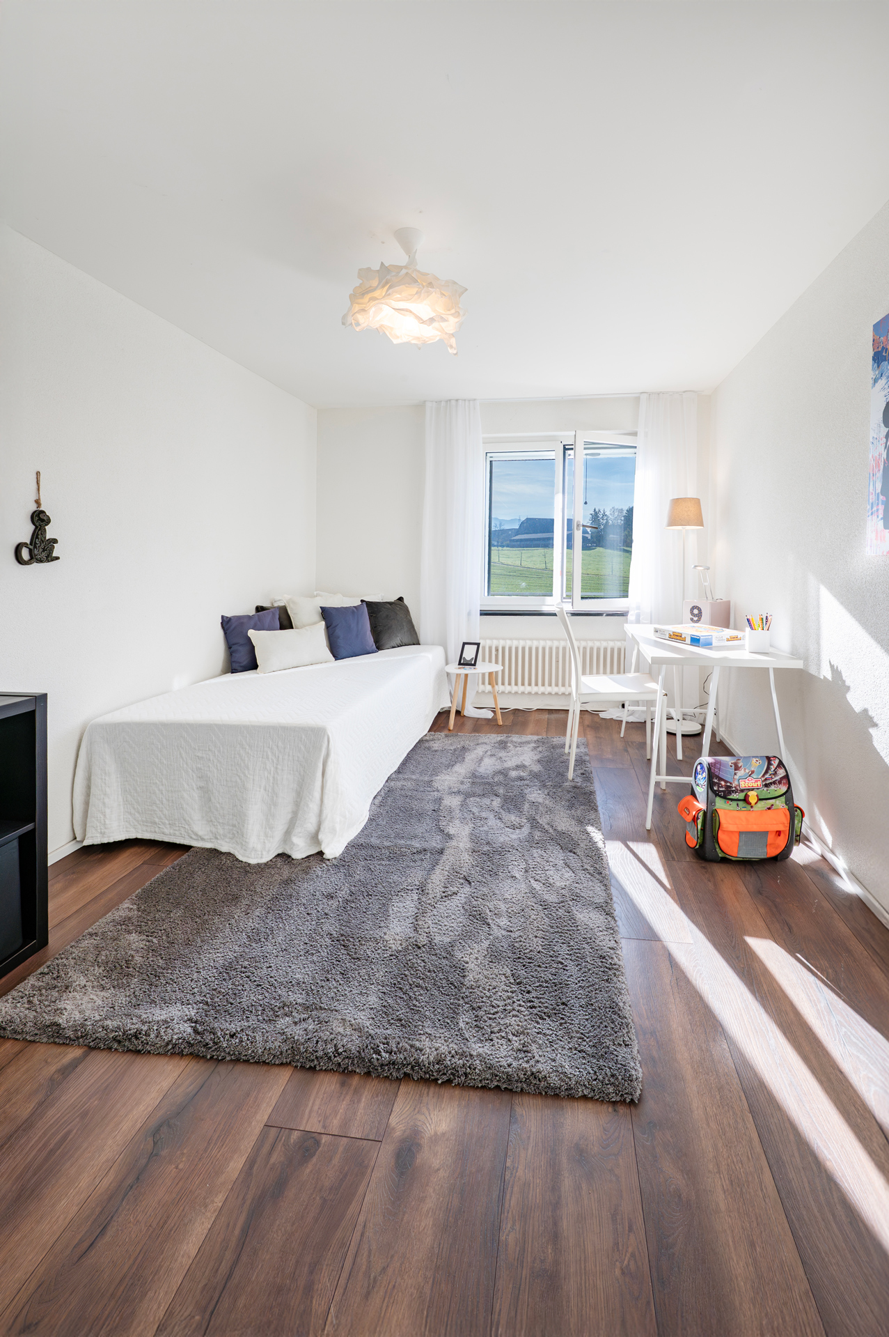Helles Schlafzimmer mit Arbeitsbereich