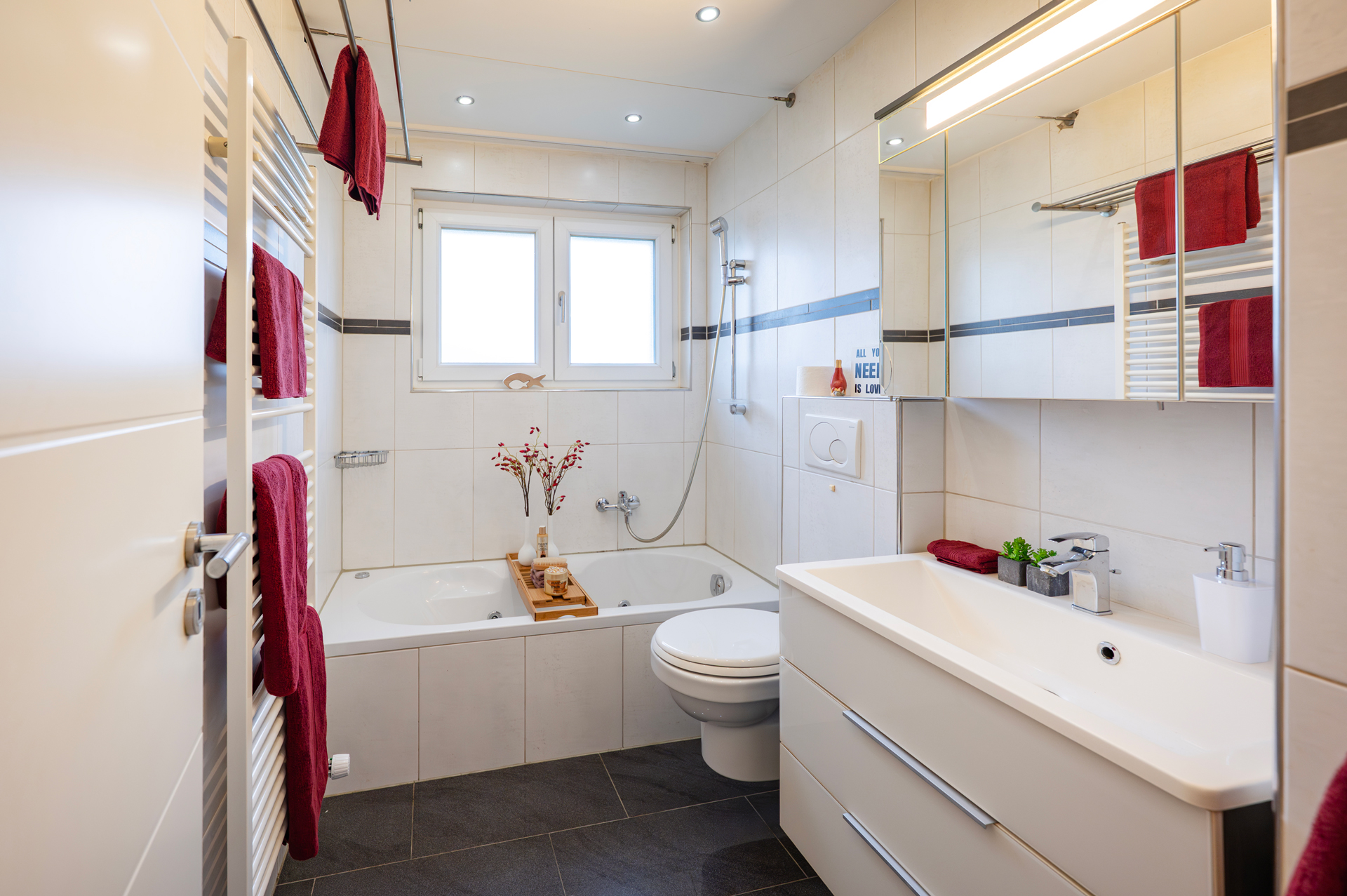 Modernes Badezimmer mit Badewanne und Waschtisch