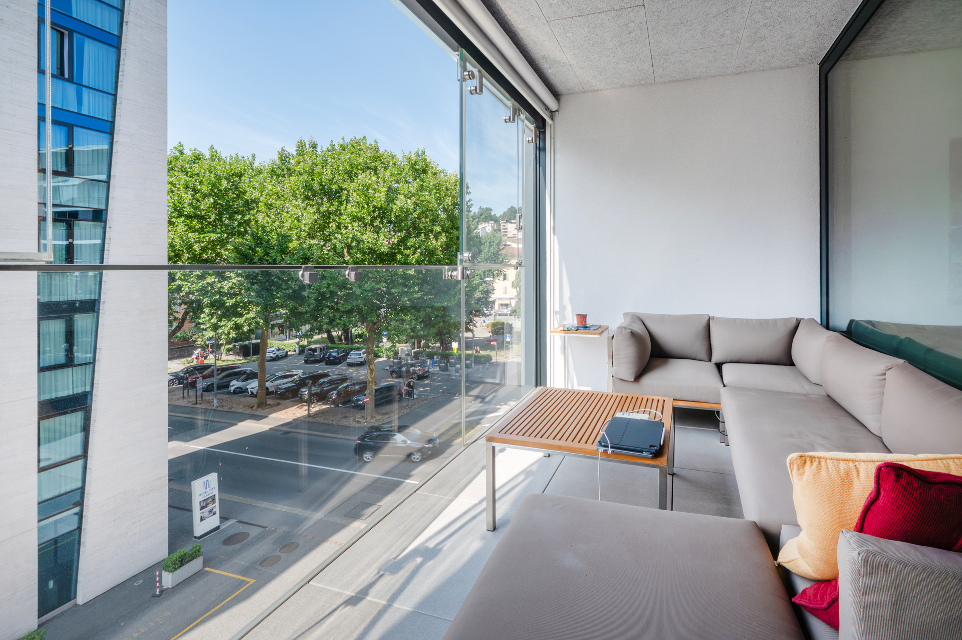Moderner Balkon mit Stadtblick