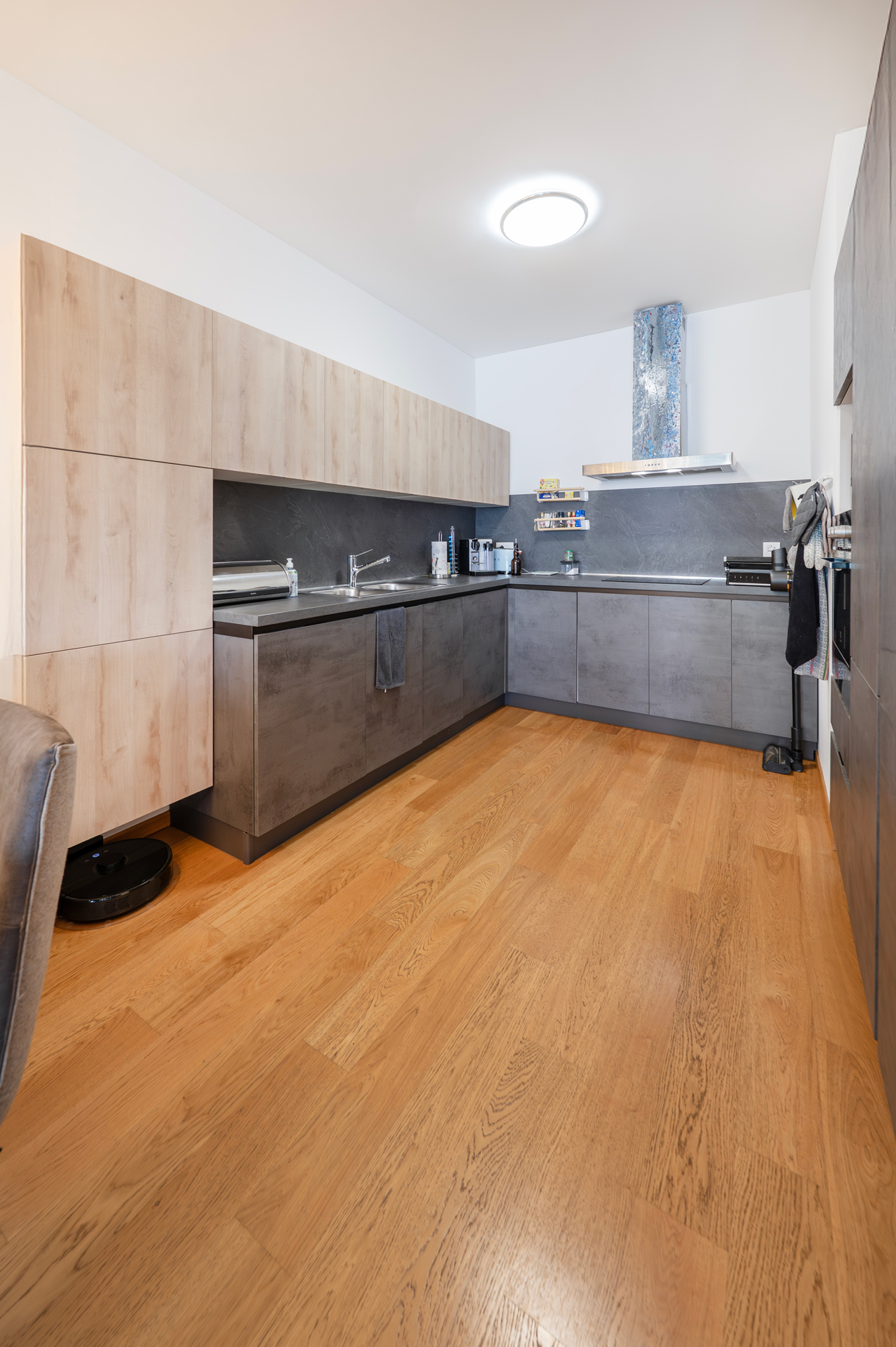 Moderne Küche mit Holz- und Betonelementen