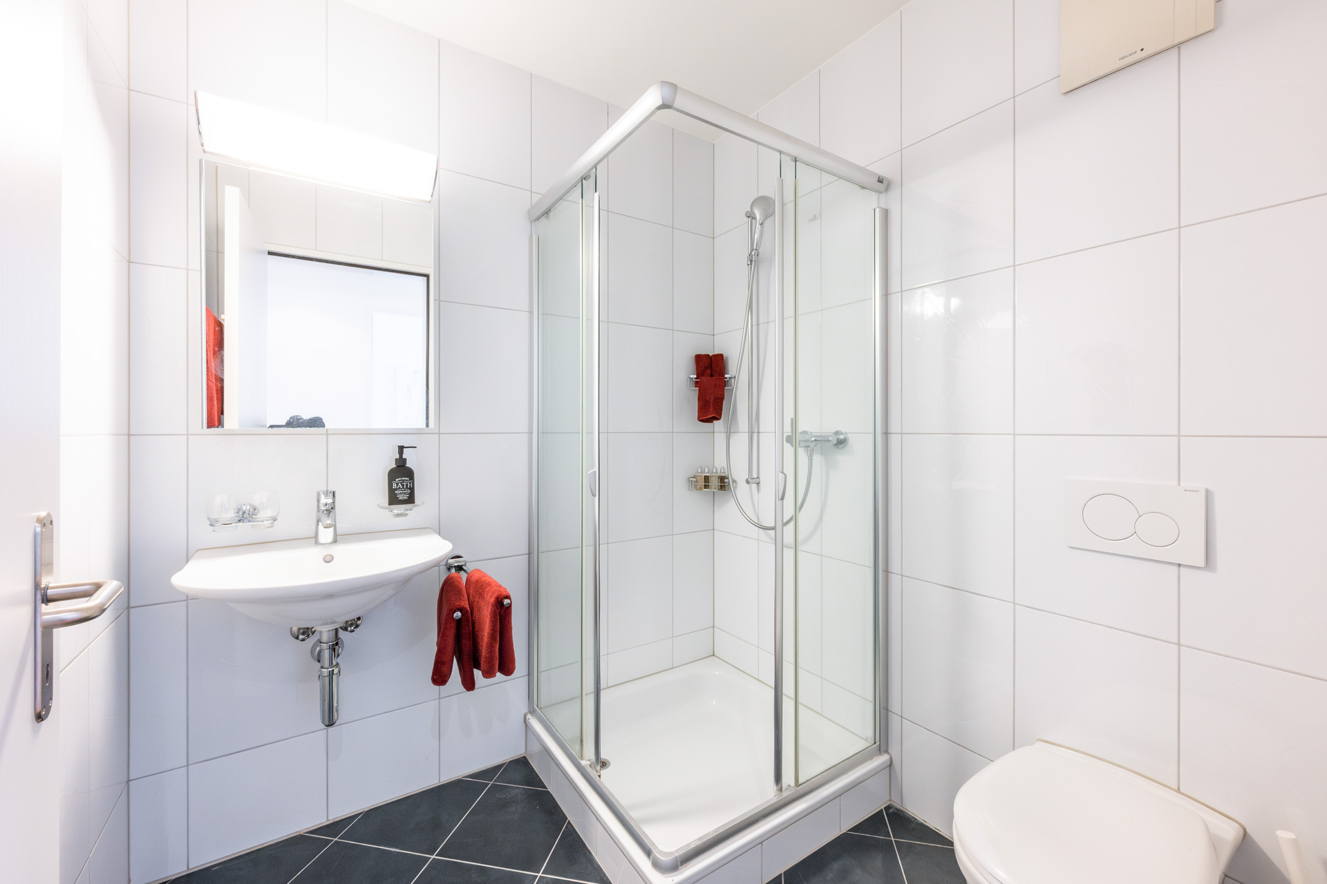 Modernes Badezimmer mit Dusche und Waschbecken