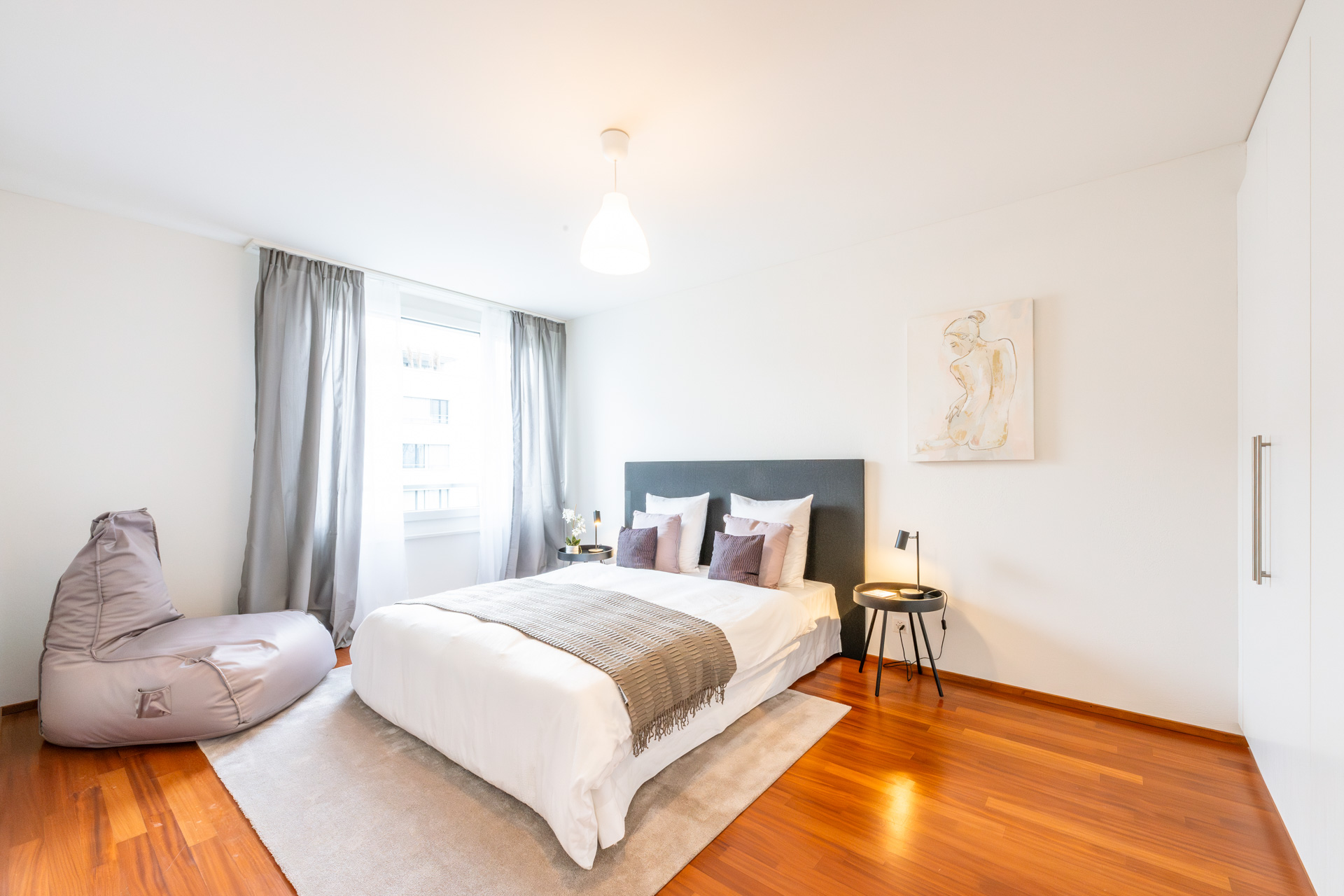 Helles Schlafzimmer mit schlichtem Staging