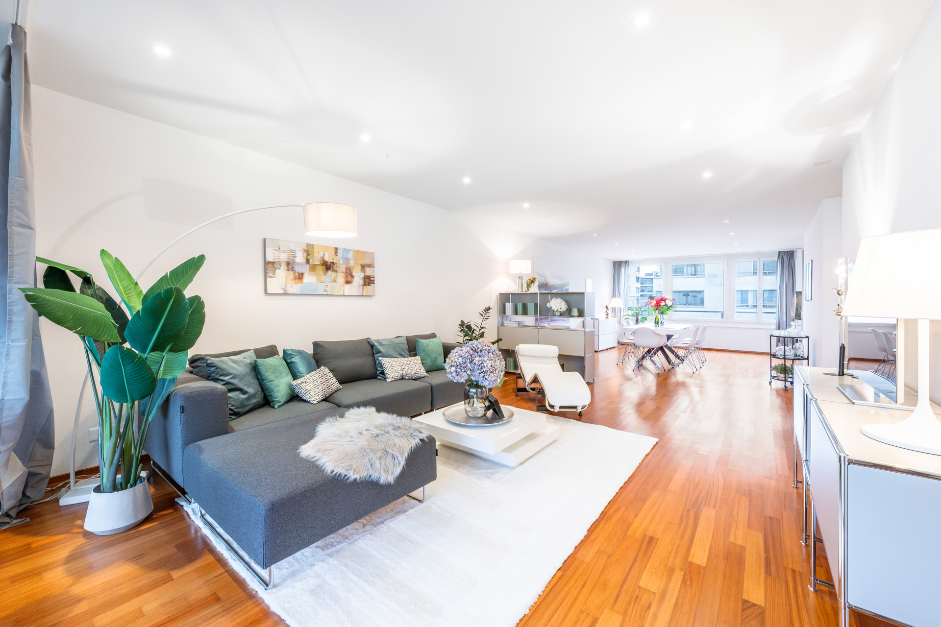 Helles, modern möbliertes Wohnzimmer mit offenem Essbereich