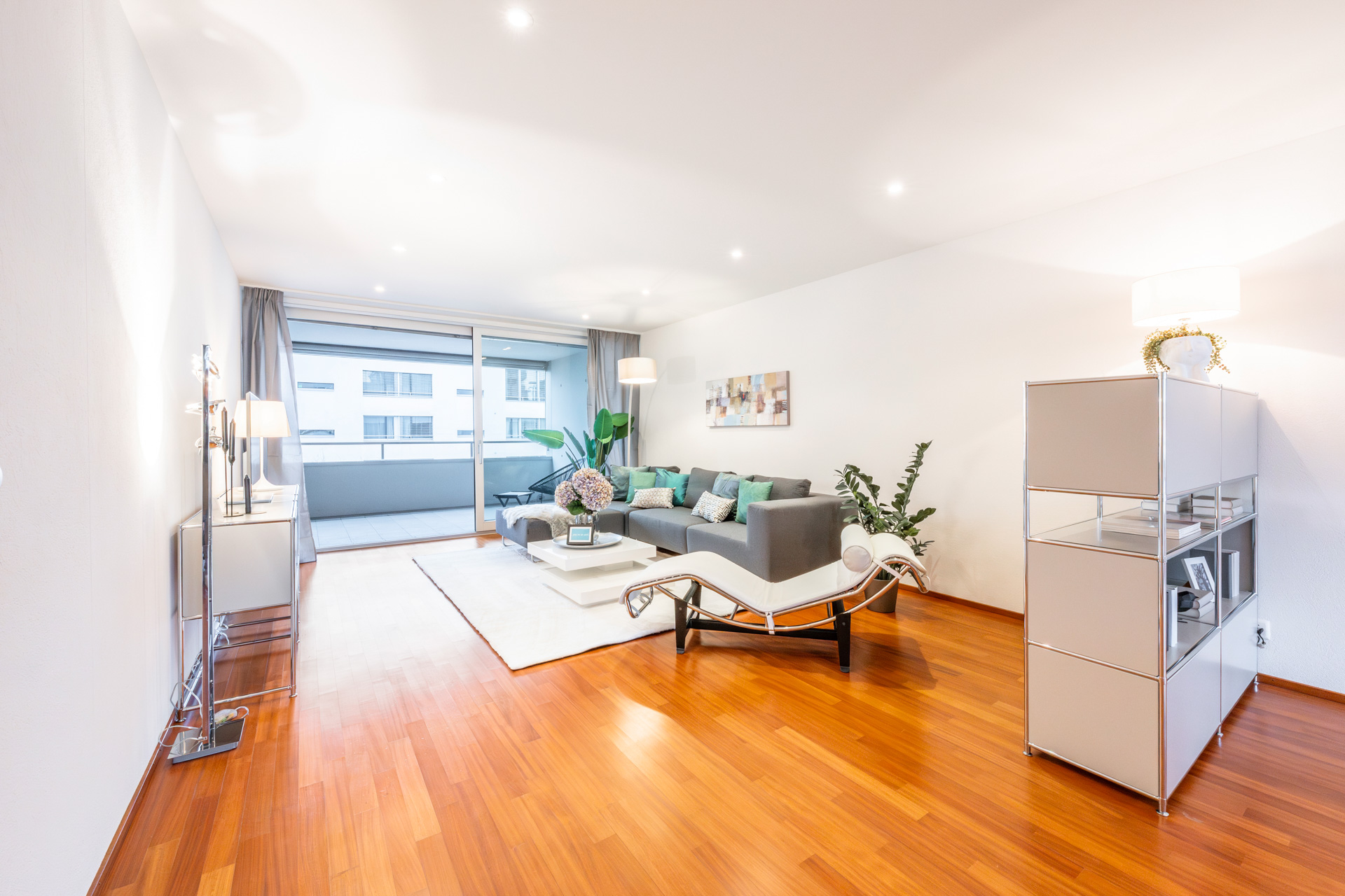 Helles modernes Wohnzimmer mit Balkon