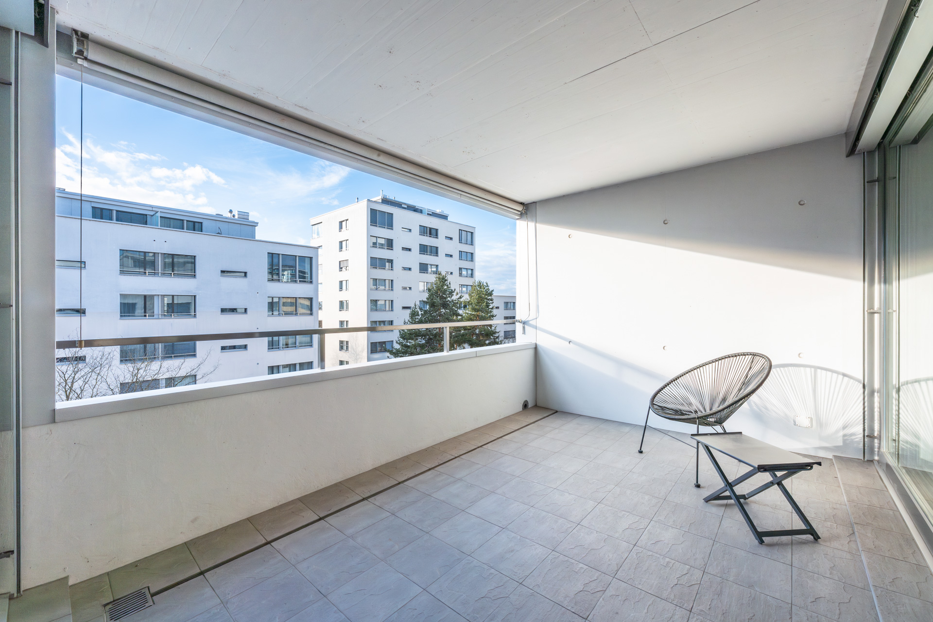 Überdachter Balkon mit Stadtblick