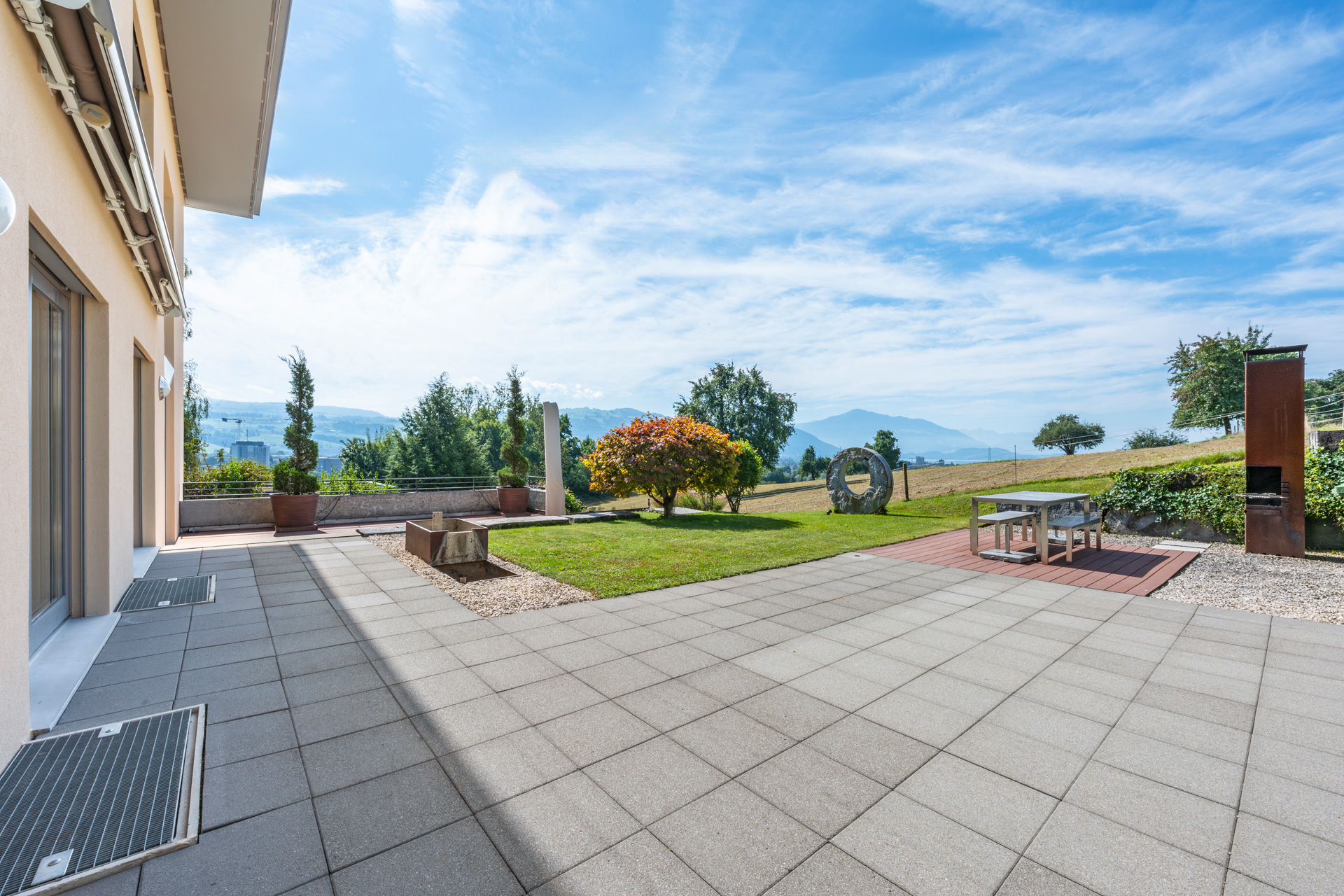 Große Terrasse mit Garten und Bergblick