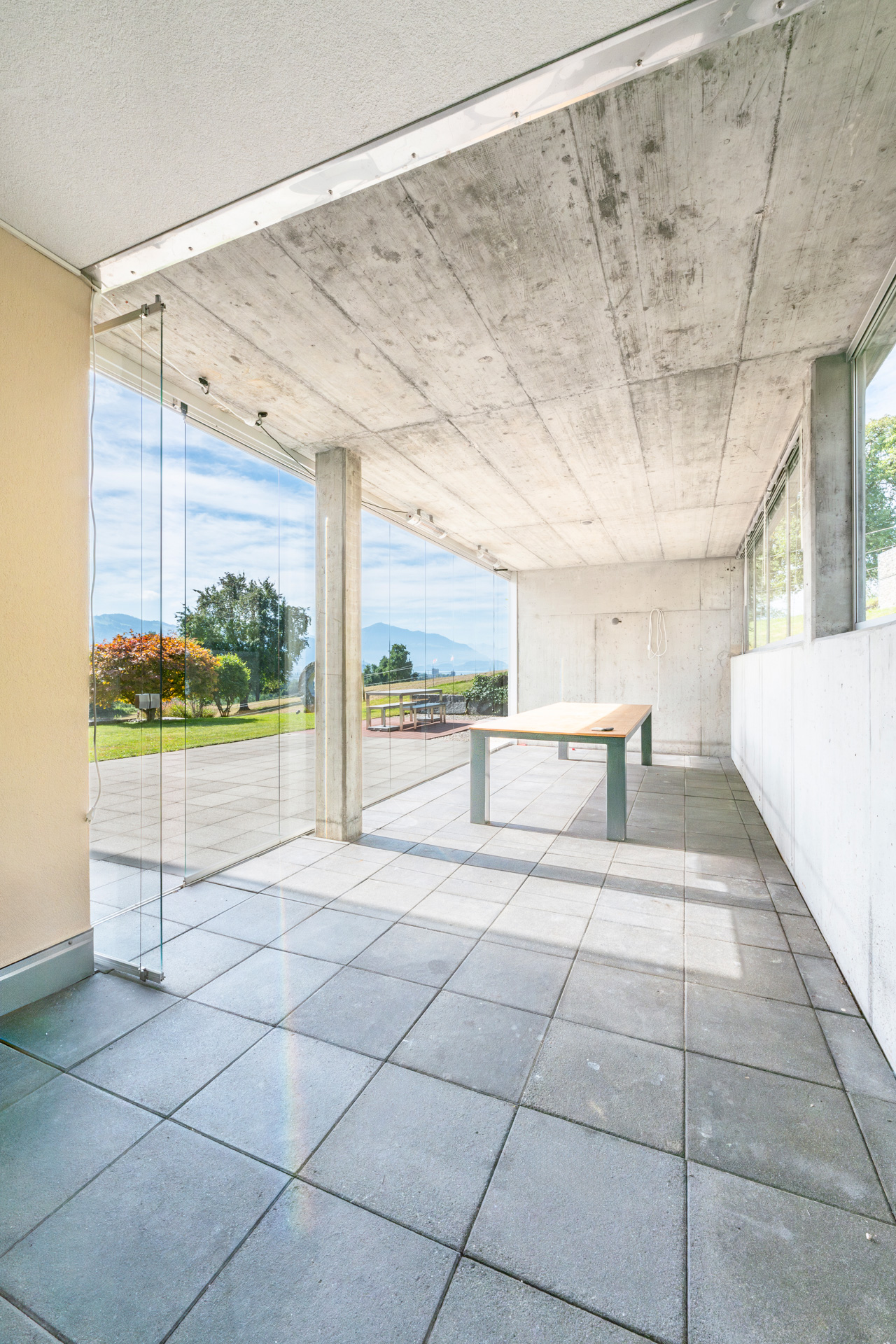 Überdachte Terrasse mit Glaswänden