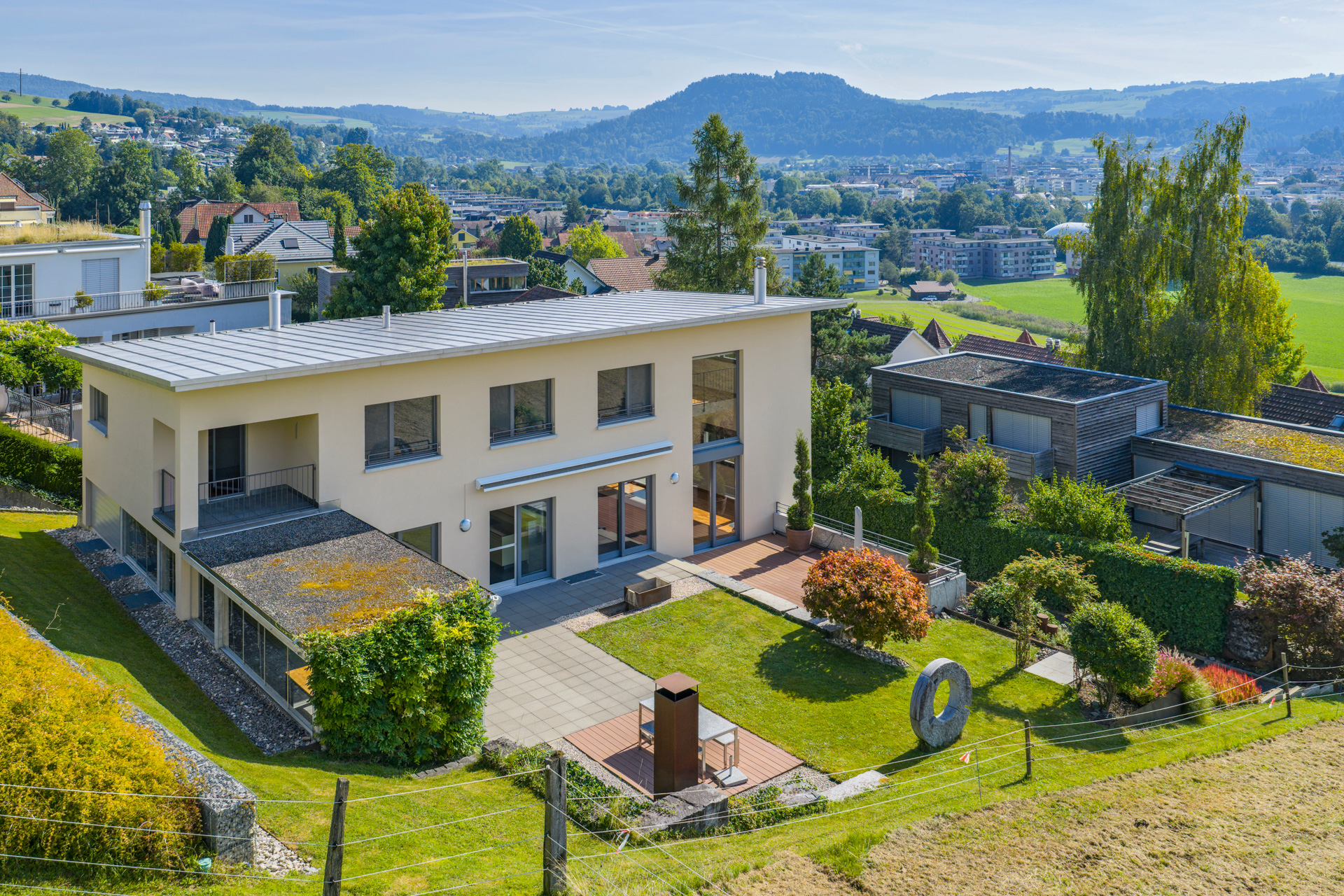 Moderne Villa mit Garten und Panoramaausblick