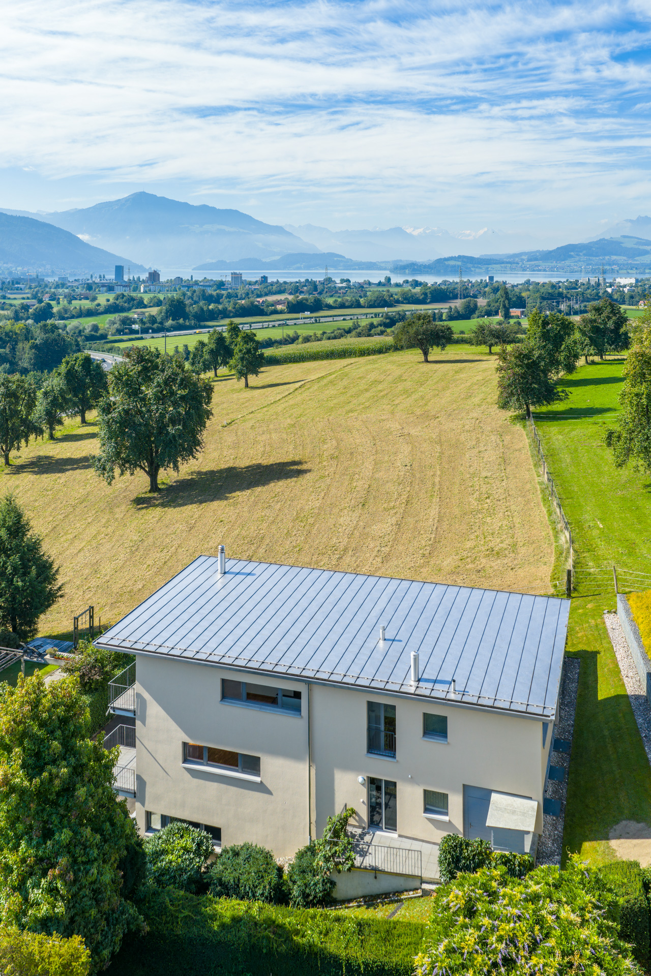 Modernes Haus mit Seeblick und Bergpanorama