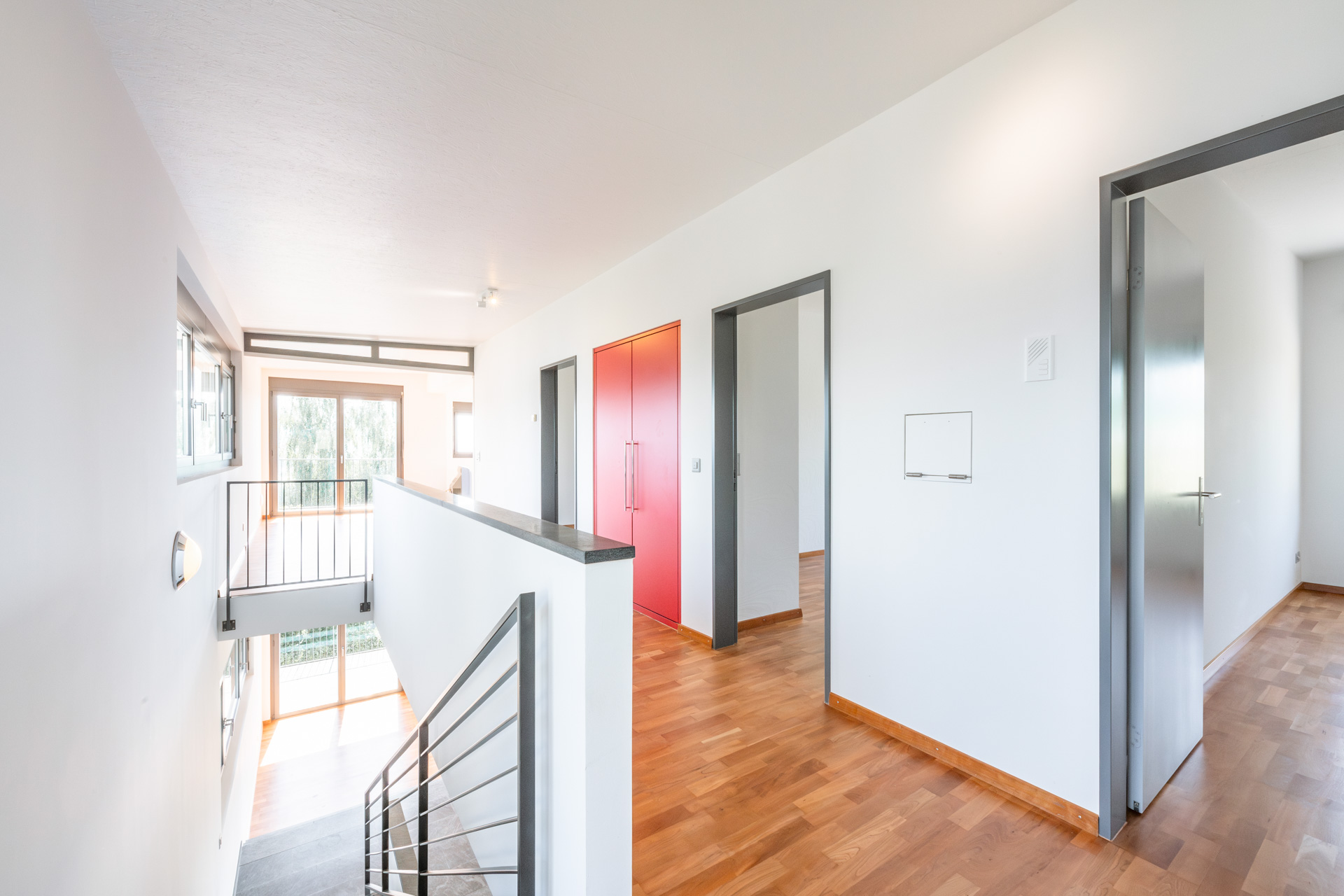 Heller Flur mit Galerie und Treppe