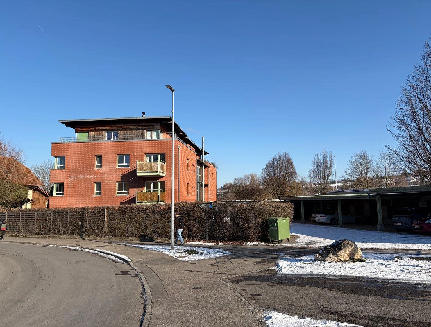Mehrfamilienhaus mit Parkbereich im Winter
