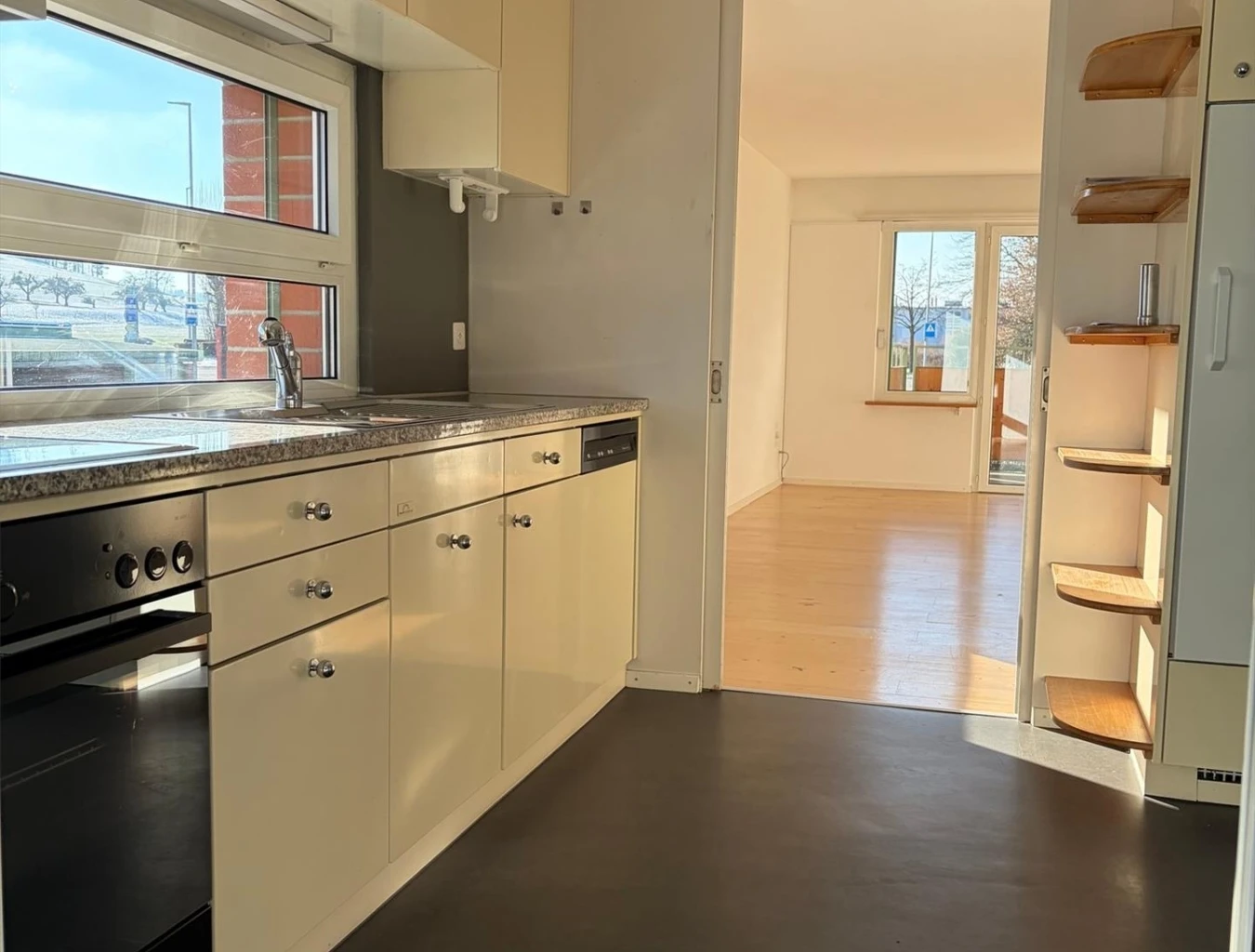 Küche mit Blick in den Wohnraum