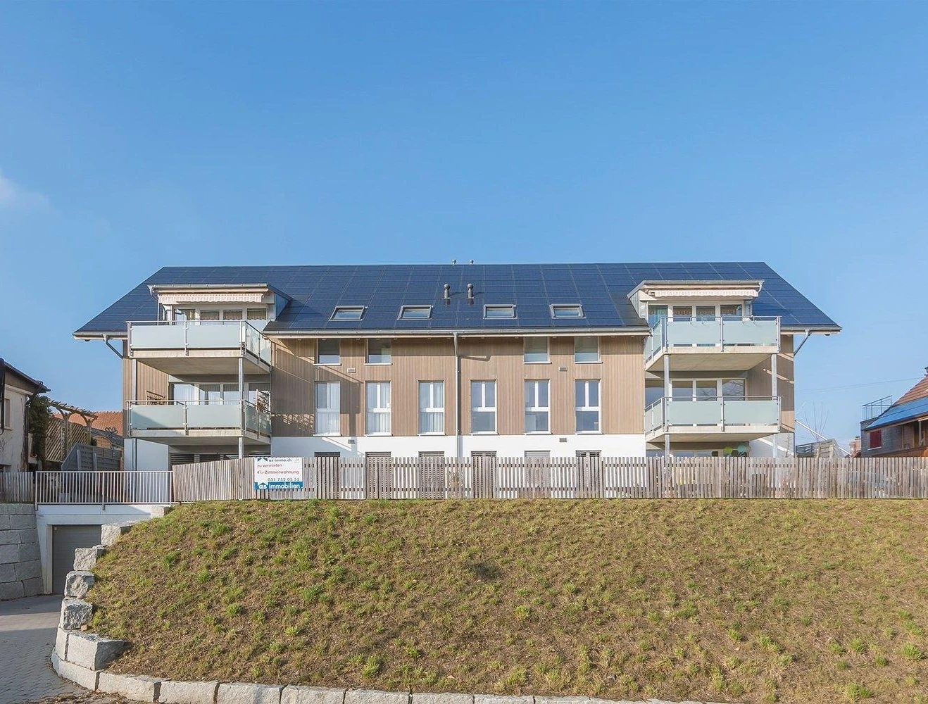 Mehrfamilienhaus mit Solardach und Balkonen