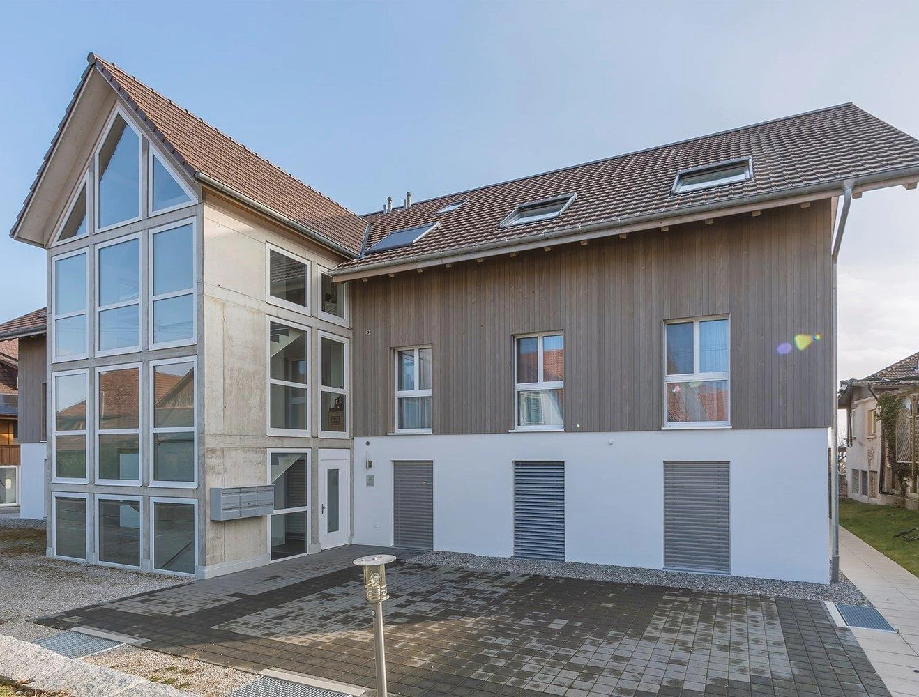 Außenansicht eines modernen Wohnhauses