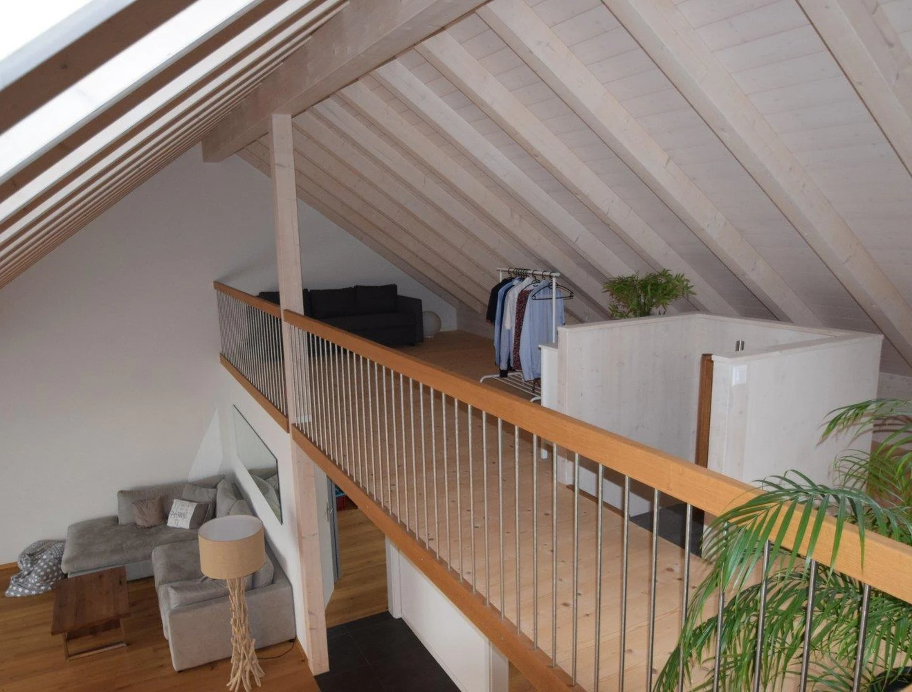 Offener Dachgeschoss-Wohnbereich mit Galerie