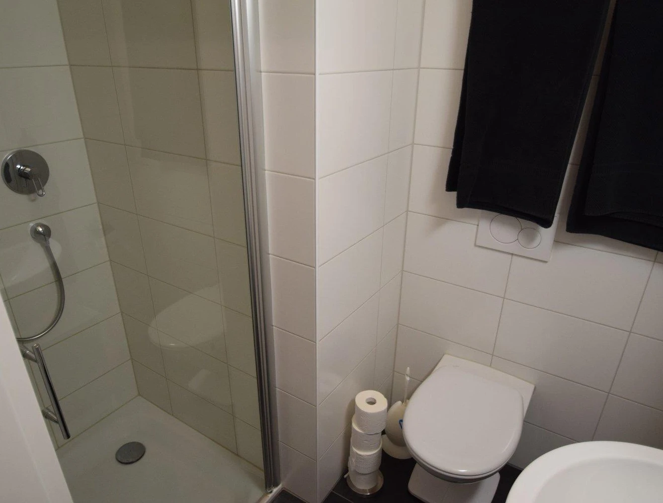 Badezimmer mit Dusche und WC