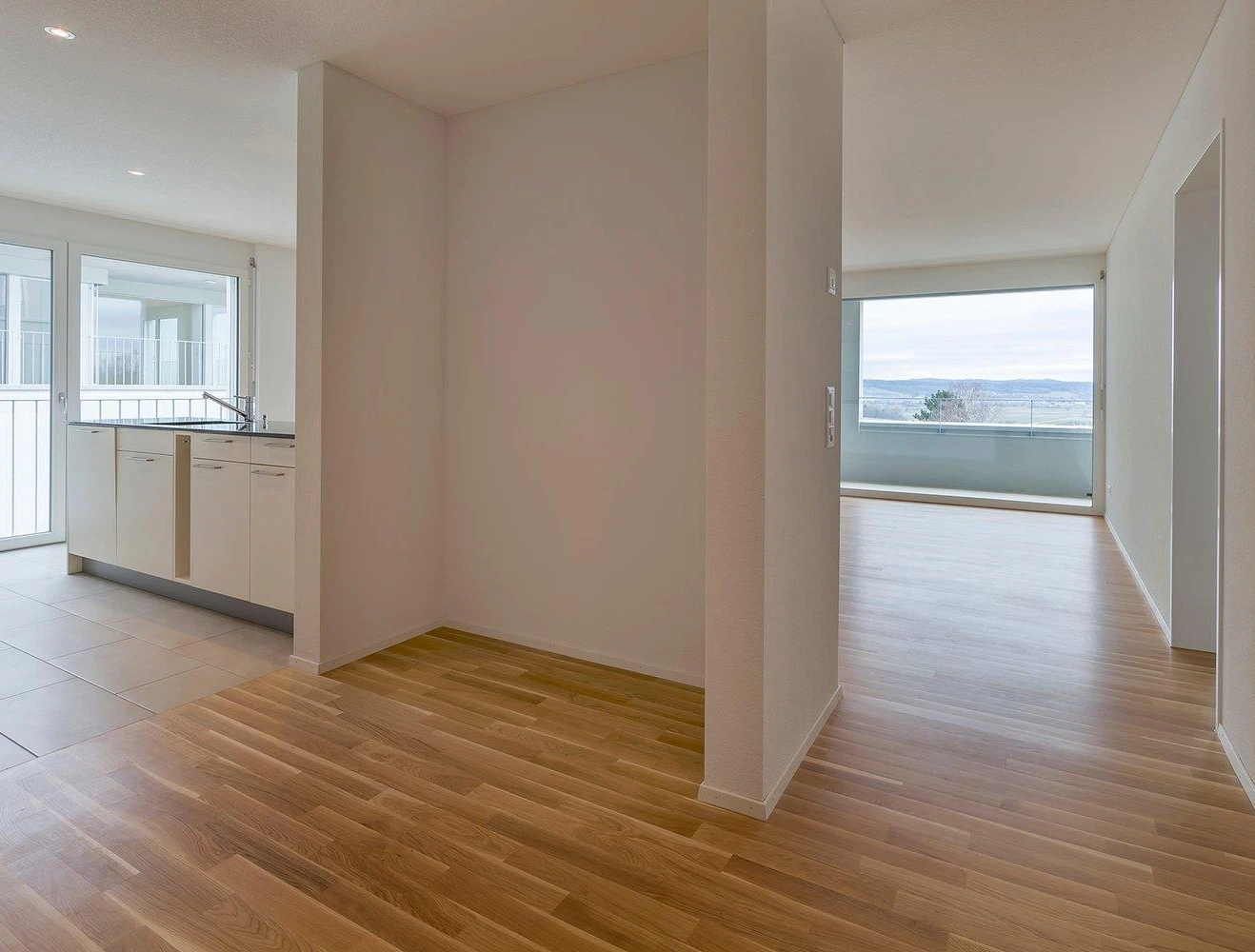 Heller Wohnbereich mit Küche und großem Ausblick