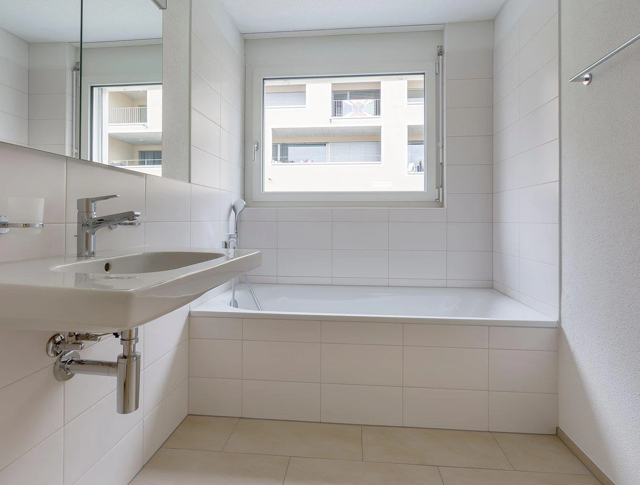 Modernes Badezimmer mit Badewanne und Waschtisch