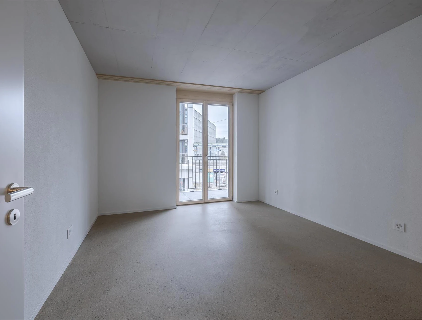 Leeres modernes Zimmer mit Balkonzugang
