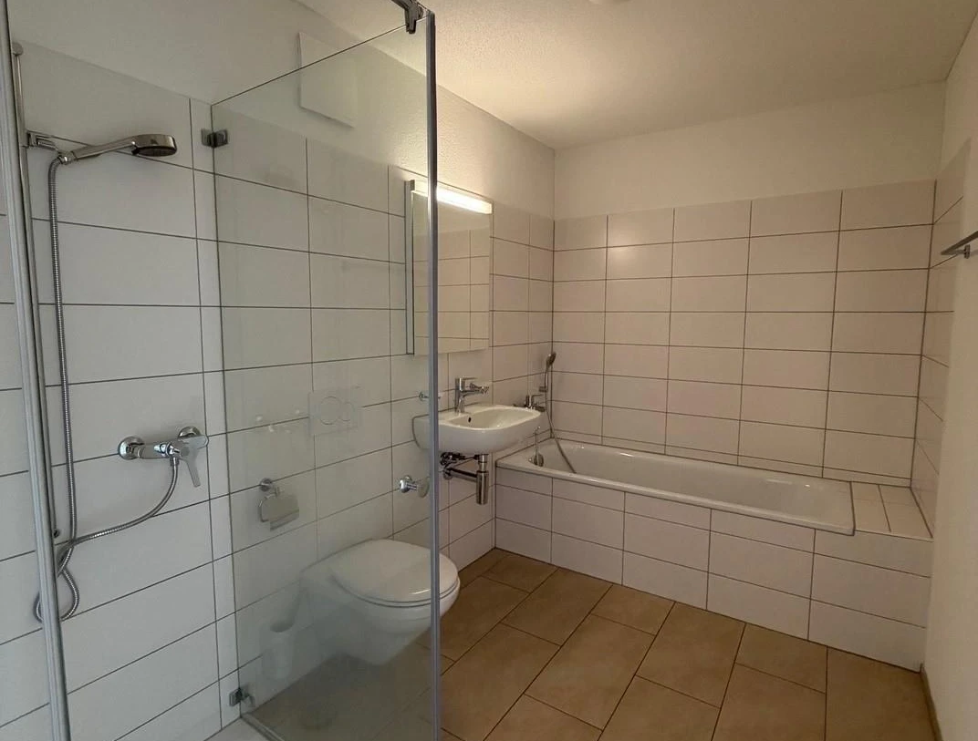 Badezimmer mit Badewanne und Dusche