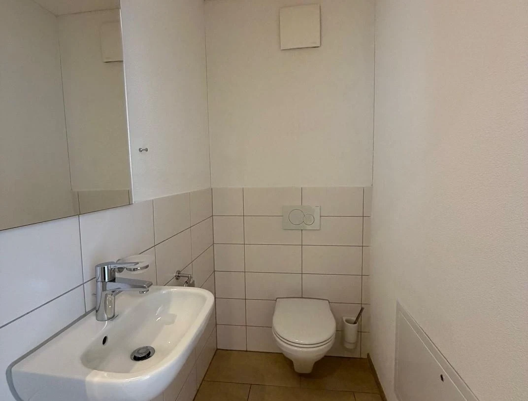 Gäste-WC mit Waschbecken und WC